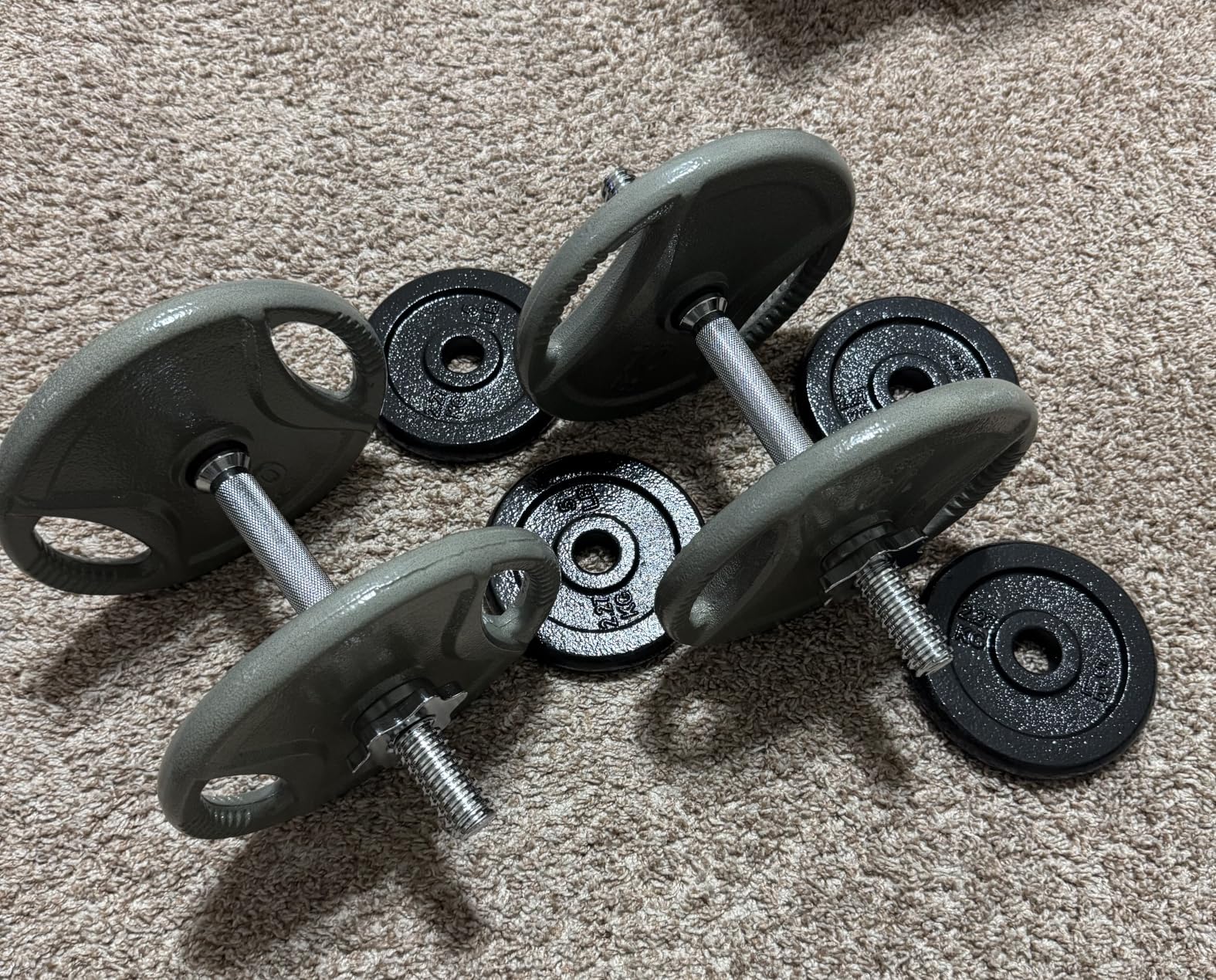 Amazon Basics Adjustable Dumbbell Hand Weight Set with Storage Case customer photo 1