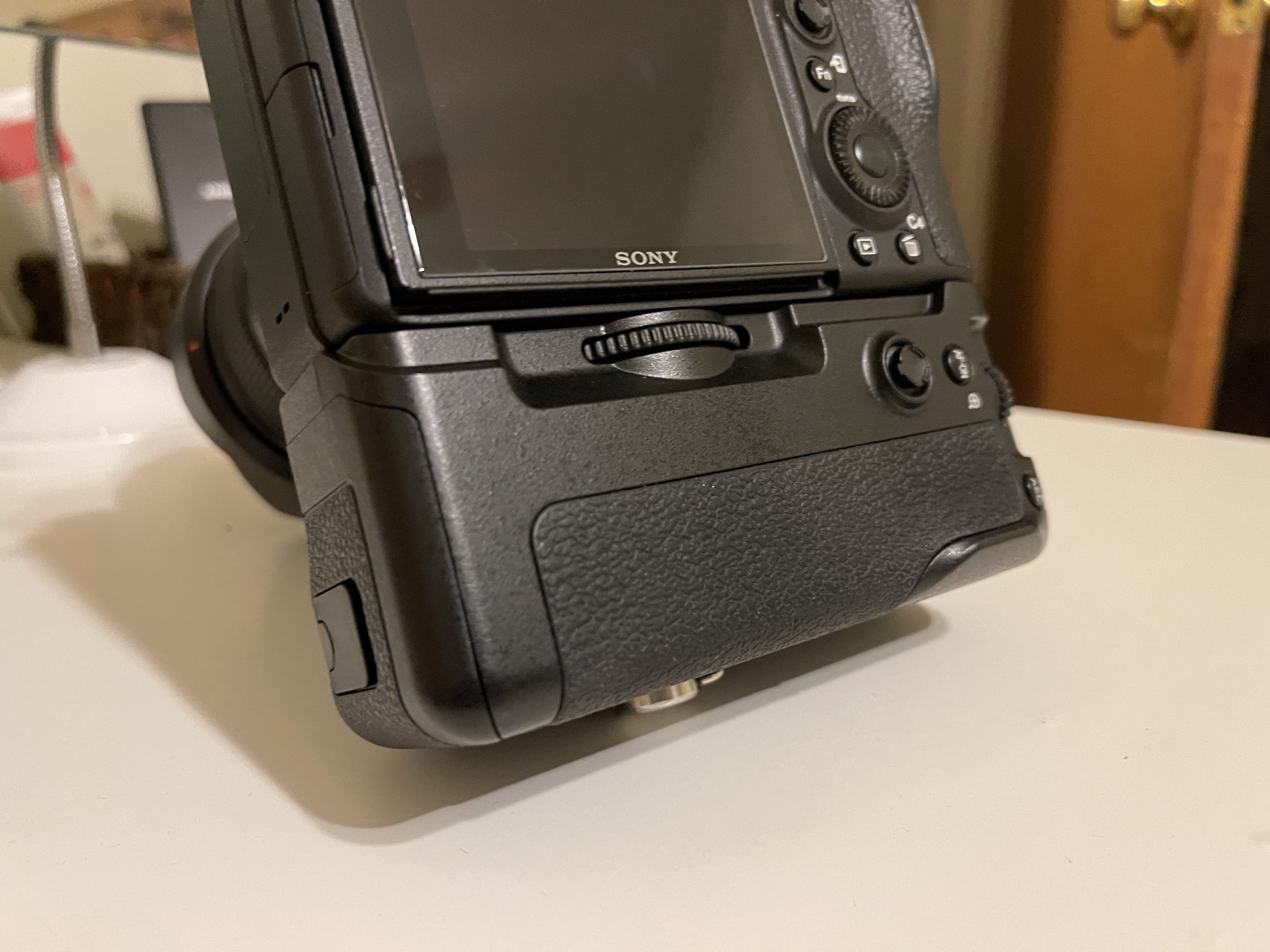 NEEWER Vertical Battery Grip Replacement for VG-C3EM, ONLY Compatible with Sony A9 A7III A7RIII Camera and NP-FZ100(Battery Not Included) customer photo 1
