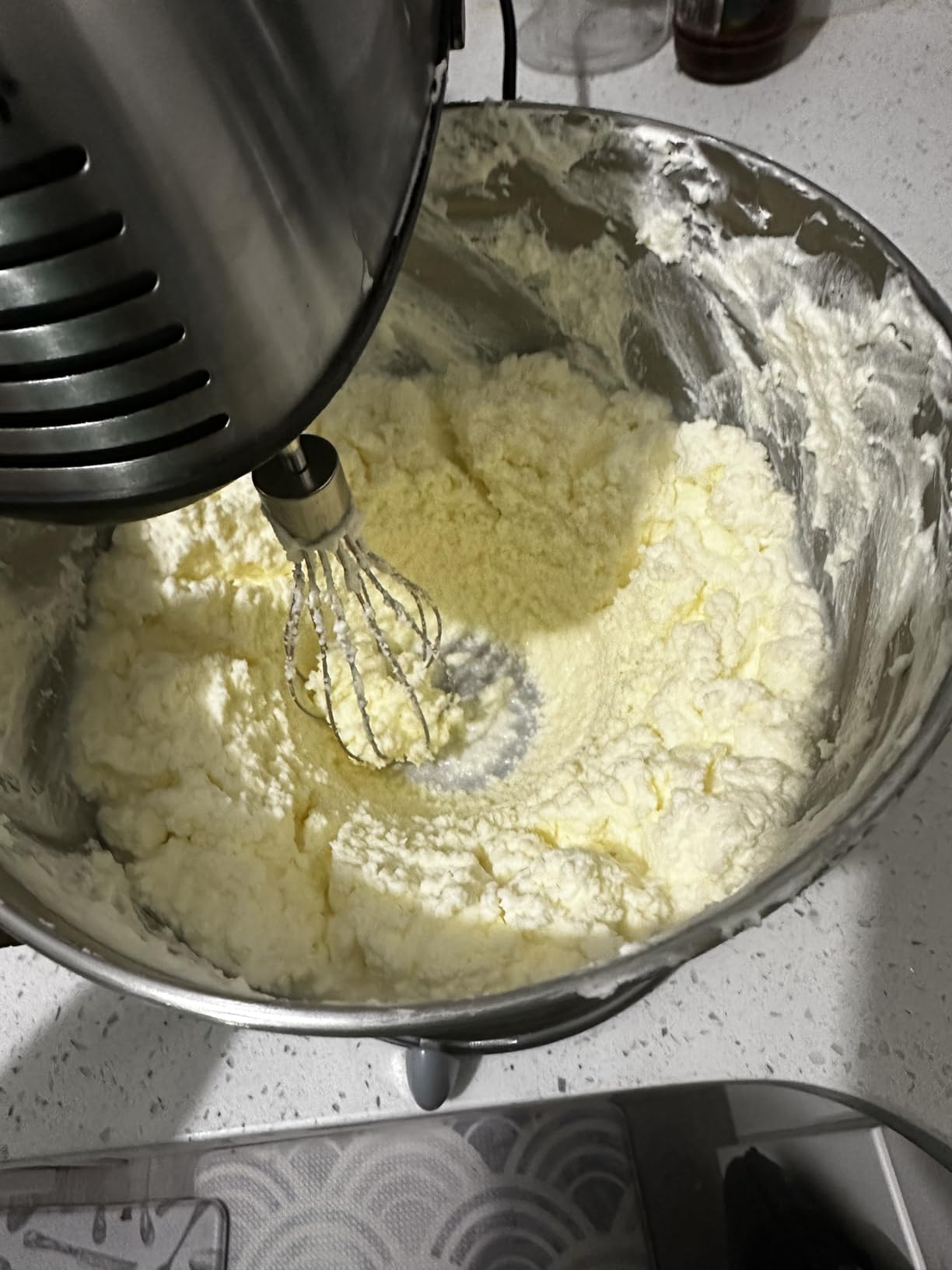 Hamilton Beach Classic Stand and Hand Mixer, 4 Quarts, 6 Speeds with QuickBurst, Bowl Rest, 290 Watts Peak Power, Black and Stainless customer photo 1