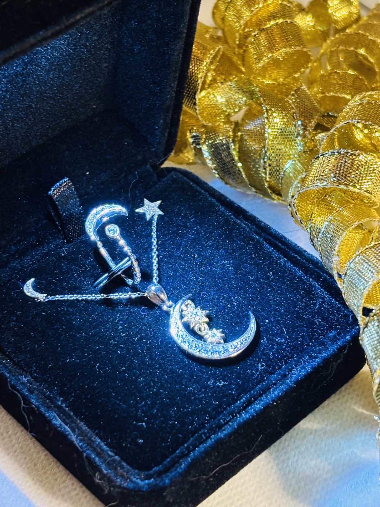 Velvet Metal Glossy with LED Jewelry Gift Box for Proposal, Engagement, Wedding - Easy to fit into Your Pocket or Handbag customer photo 1