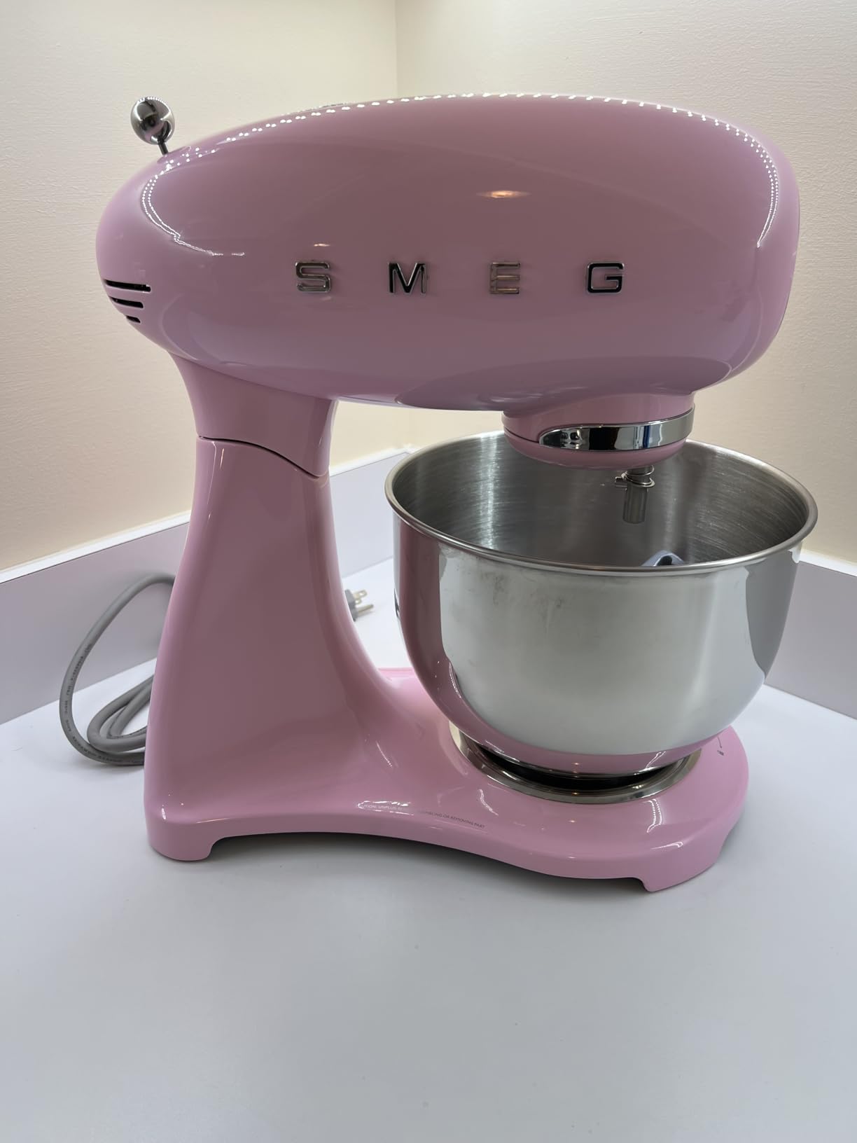 SMEG SMF03 Stand Mixer - 5 Qt Tilt-Head Mixer with Stainless Steel Bowl, 10 Speeds, Retro 50s Vintage Style - Red customer photo 1