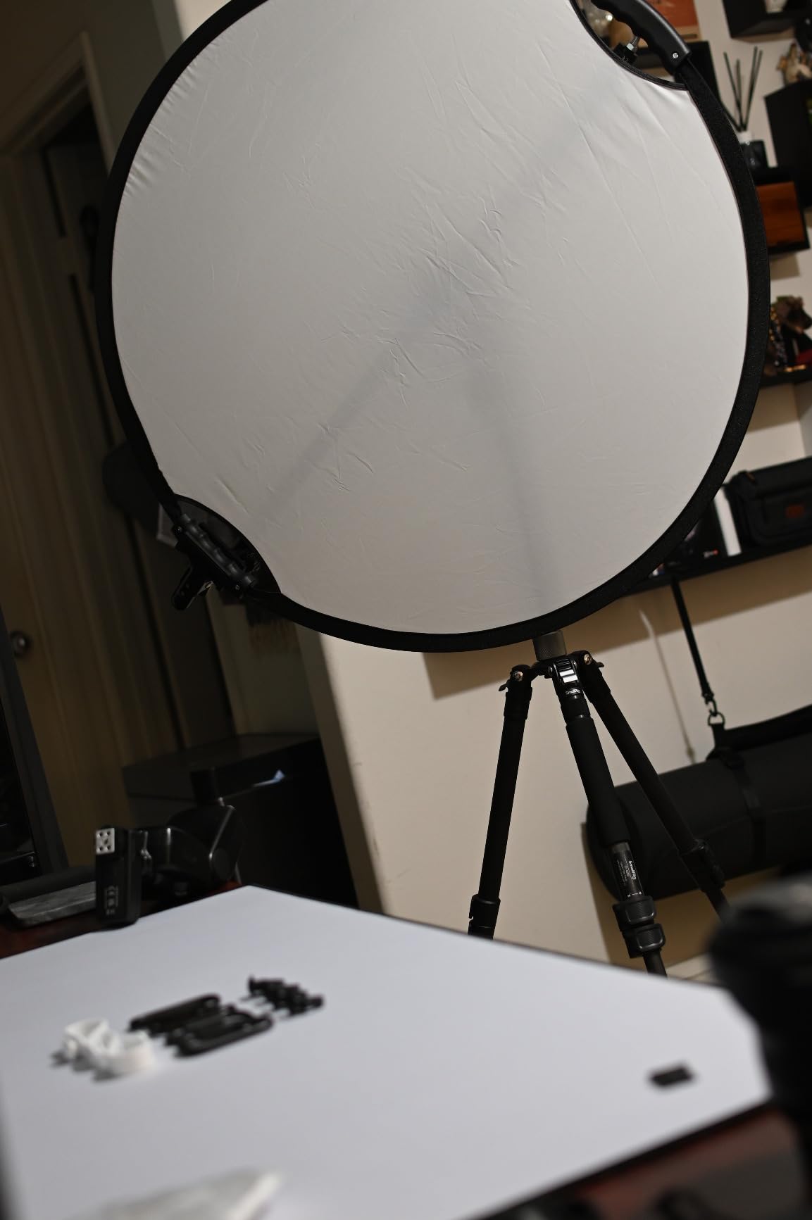 WELLMAKING 32 Inch (80cm) Reflector Photography, Collapsible Light Reflector with Bag & tilt Adapter, 5 in 1 Handle Reflector for Studio & Outdoor Lighting - Translucent, Silver, Gold, White and Black customer photo 2