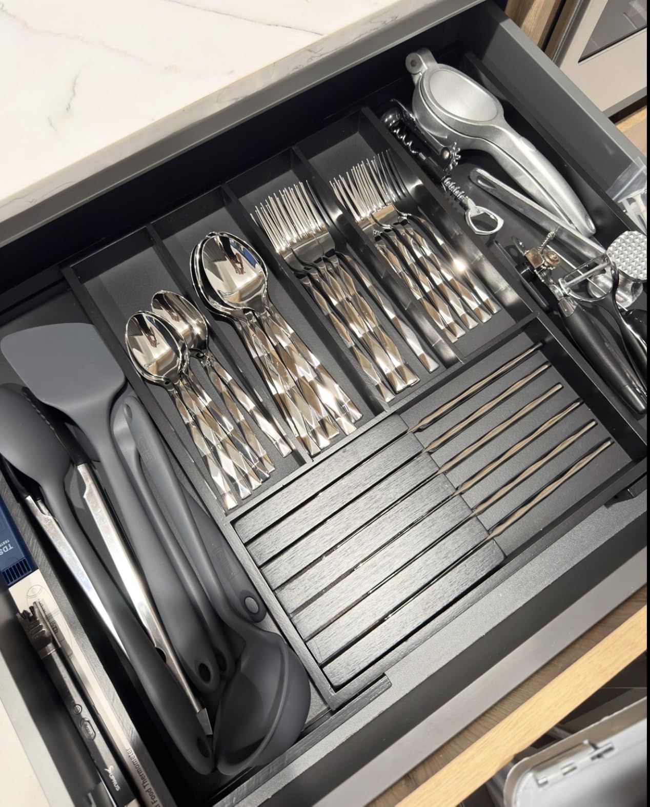KINGSTONE Silverware Set, Luxury 20 Piece Flatware Set for 4, 18/10 Stainless Steel Cutlery Set with Diamond Cut Pattern for Kitchen, Home, Wedding, Party, Mirror Polished and Dishwasher Safe customer photo 1