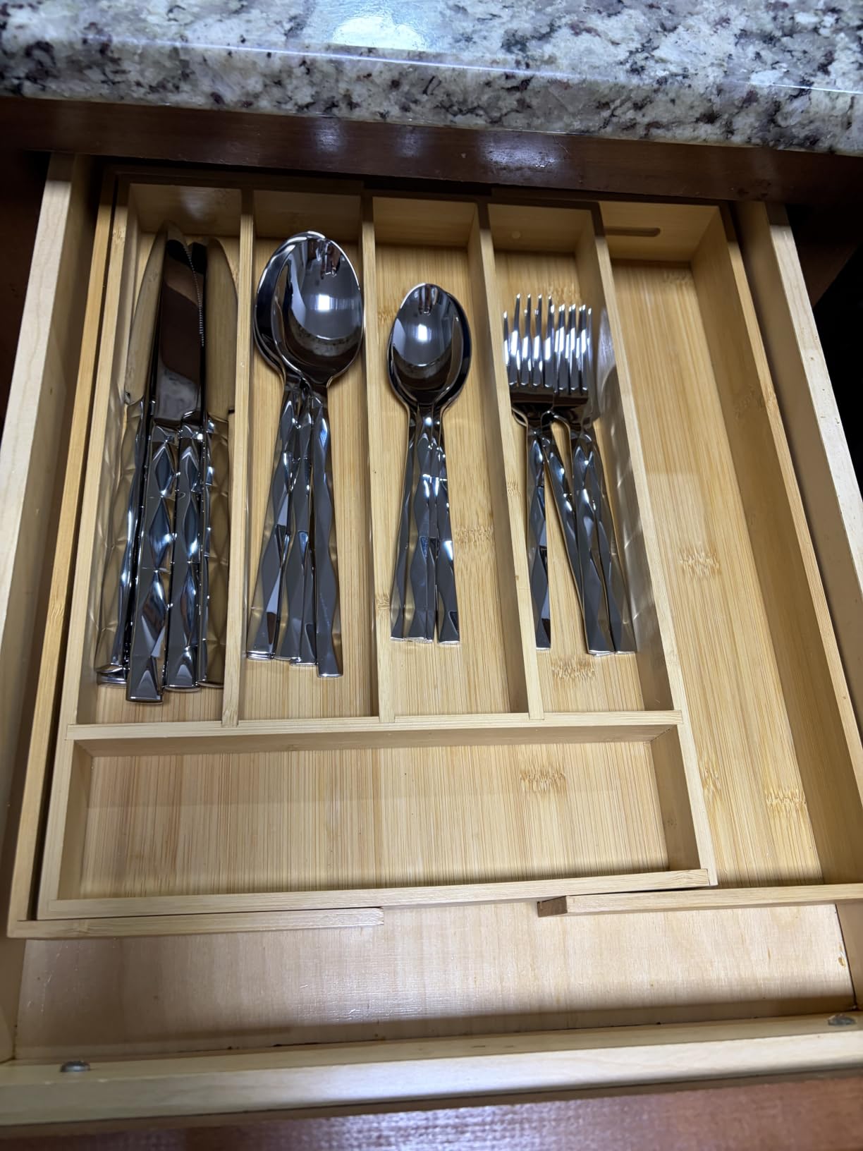 KINGSTONE Silverware Set, Luxury 20 Piece Flatware Set for 4, 18/10 Stainless Steel Cutlery Set with Diamond Cut Pattern for Kitchen, Home, Wedding, Party, Mirror Polished and Dishwasher Safe customer photo 2