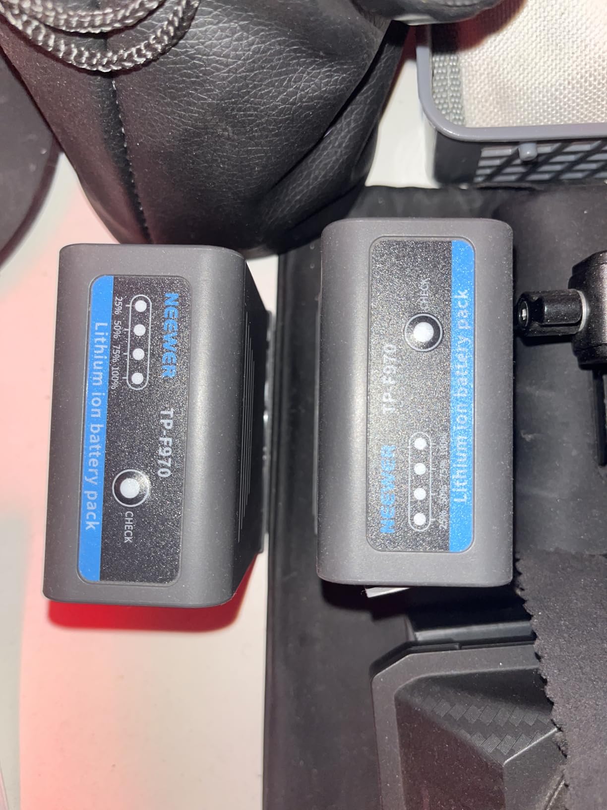 Neewer 2Pcs NP-F970 Replacement Battery, 7800mAh Rechargeable USB C, Compatible with Sony NP-F550 750 950 970 FX3 FX30 A7 Canon R5 Nikon Z8 Camera 20W PD Fast Charging for Camcorder LED Light Monitor customer photo 1