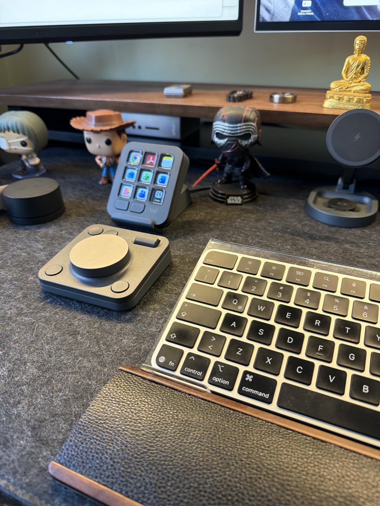 Logitech MX Creative Console, 9 Customizable LCD Keys, Stream Deck Accessories, Connectivity Technology USB-C, Control Dial for Graphic Design, Zoom, Spotify - Graphite, 3-Month Adobe Cloud Membership customer photo 1