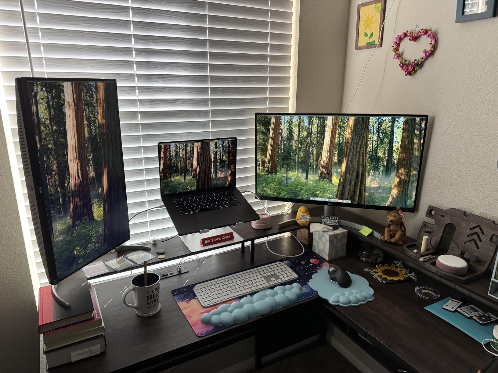 LG 27UP650K-W 27-inch Ultrafine 4K UHD (3840 x 2160) IPS Computer Monitor, DisplayHDR 400, HDMI, DisplayPort, Tilt/Height/Pivot Adjustable Stand customer photo 2