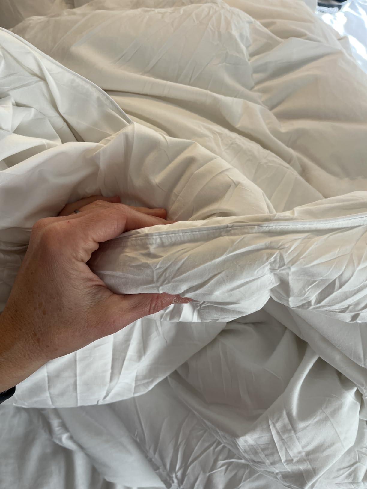 L LOVSOUL Organic 75% Goose Down Fiber Comforter Oversize King, White | All Season, 850+FP, 1200TC, Extra Fluffy, Hotel-Luxury Ultra Soft Duvet Insert with 8 Corner Tabs, 120x98in customer photo 1