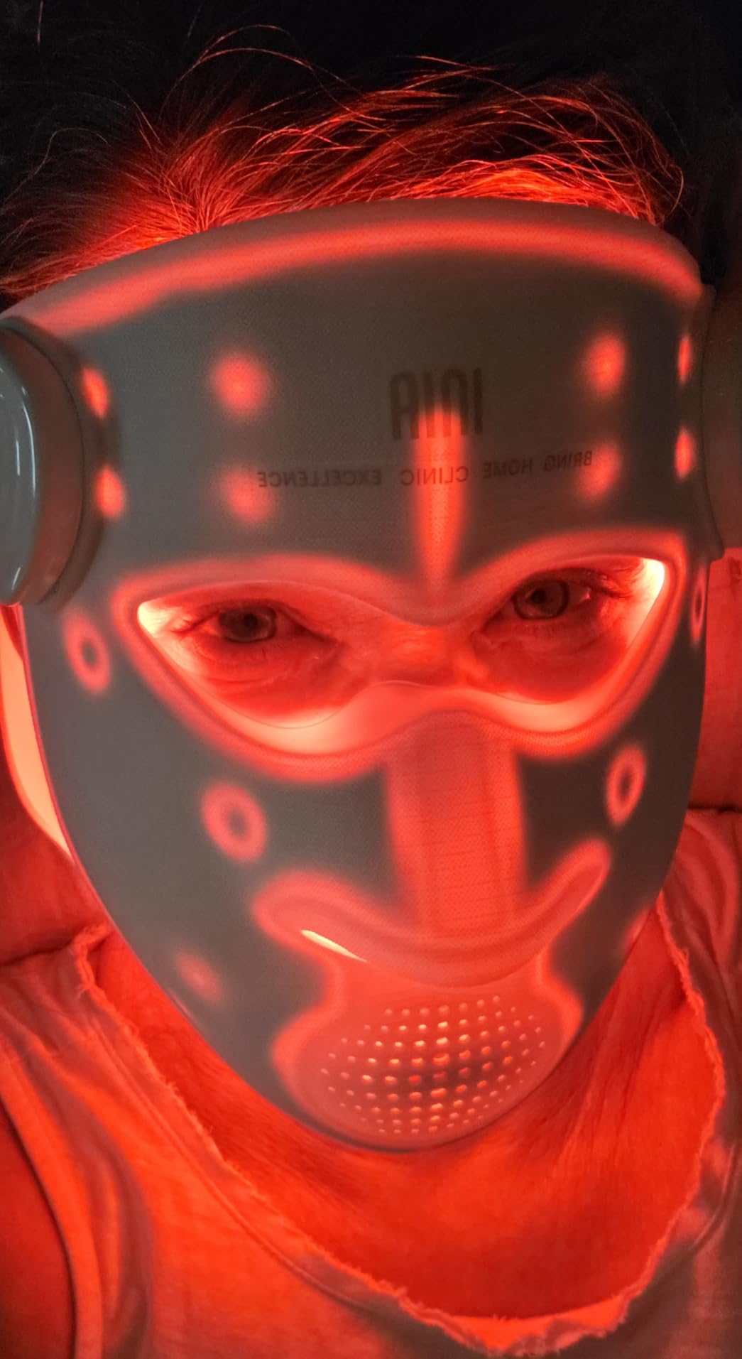 INIA GLOW 4D Wireless Red Light Therapy Mask for Face, Dual NIR, 320 LEDs | 4D Contour-Fit, Under-Eye Cooling, 4 Modes, Cordless & Rechargeable customer photo 1