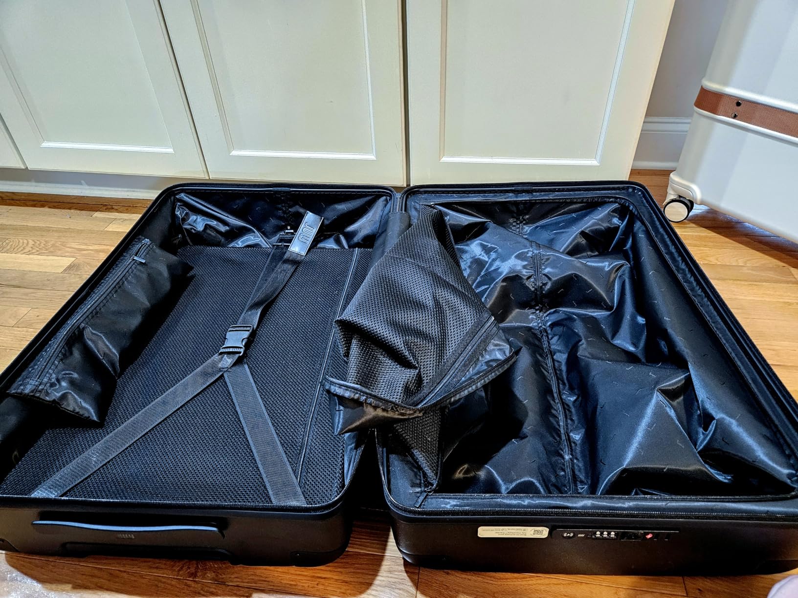 July Checked Plus with CaseSafe - 28.75 Built in Tracking, Airline Approved Check In Luggage with Wheels, Rolling Suitcase for Men & Women - Silent Spinner Wheels, Y-Strap - Charcoal customer photo 2