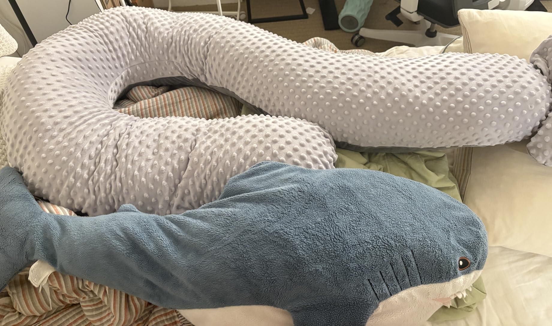 Meiz Question Mark Body Pillow for Adults & Couples, Full Body Support for Side Sleepers, Back & Pregnancy, with Detachable Heart Cushion, Soft Velvet Cover, Classical Grey customer photo 1