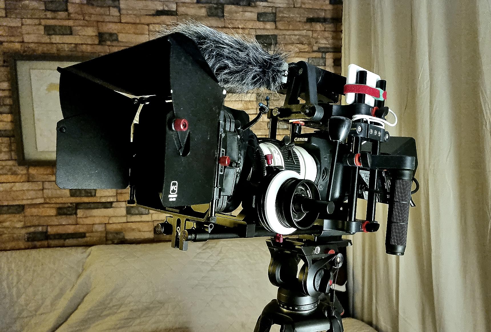FC-CTH Power Camera Cage with Top Handle, Side Grips & 15mm Rods, Quick-release baseplate with cold shoe mount for DSLR cameras up to 17.4 x 16.4 cm customer photo 1