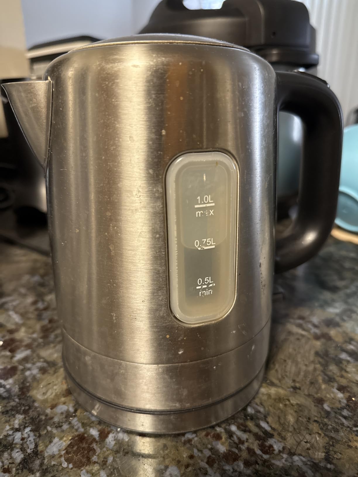 Amazon Basics Electric Stainless Steel Kettle for Tea and Coffee, BPA-Free, Fast Boiling, Auto Shut-Off, 1 Liter, 1500W, Black and Silver customer photo 1