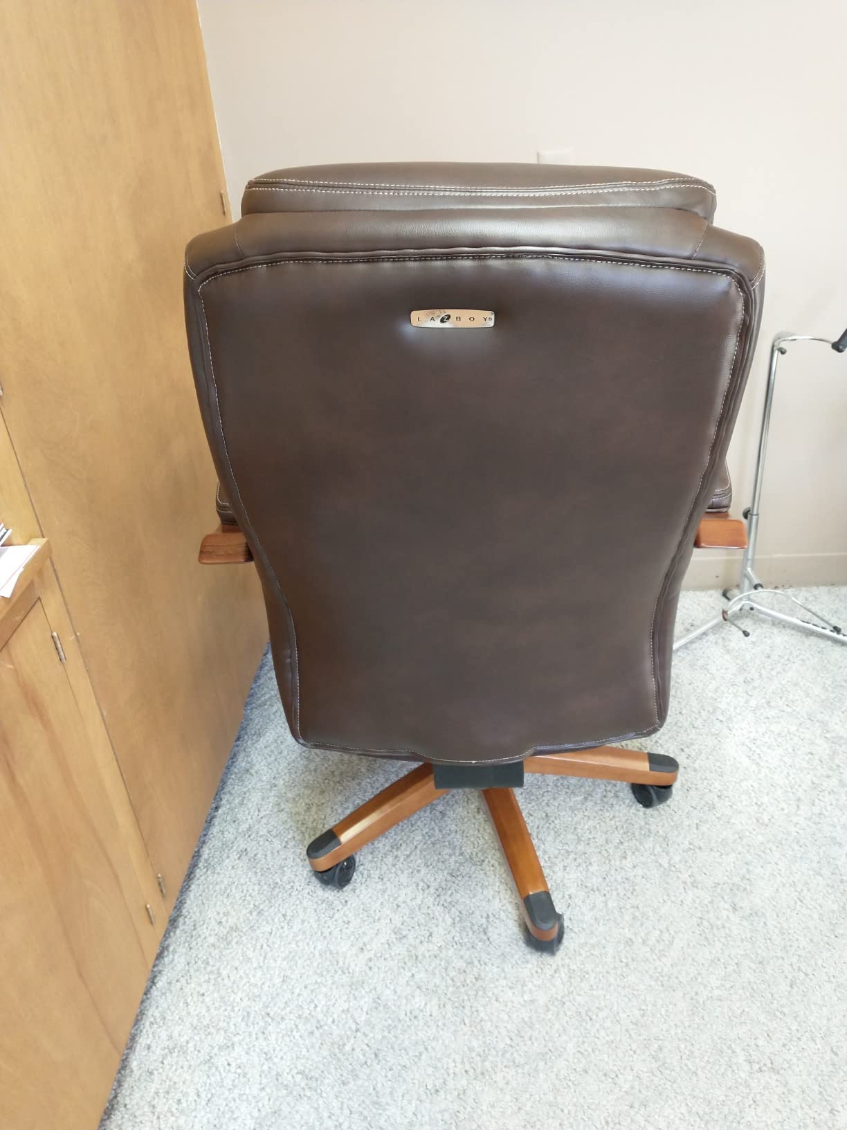 La-Z-Boy Big and Tall Executive Office Chair Lumbar Support, Leather Chair | Delano, Wood Arms Base, 350lb Capacity Ergonomic Home Office Chair, Memory Foam Seat Cushion, Adjustable Height & Tilt, Black customer photo 2