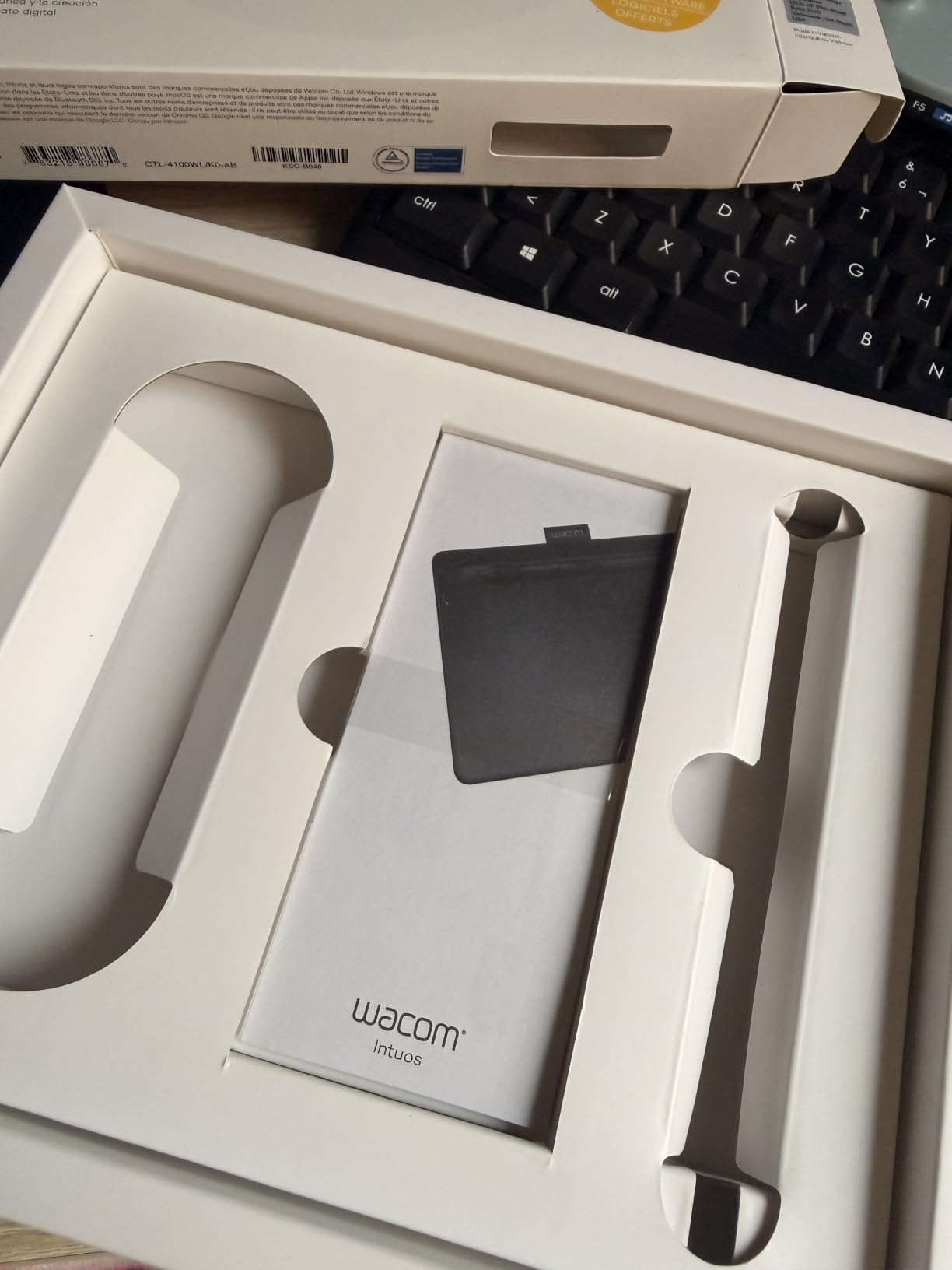 Wacom Intuos Small Bluetooth Graphics Drawing Tablet, 4 Customizable ExpressKeys, Portable for Teachers, Students and Creators, Compatible with Chromebook Mac OS Android and Windows - Black customer photo 1