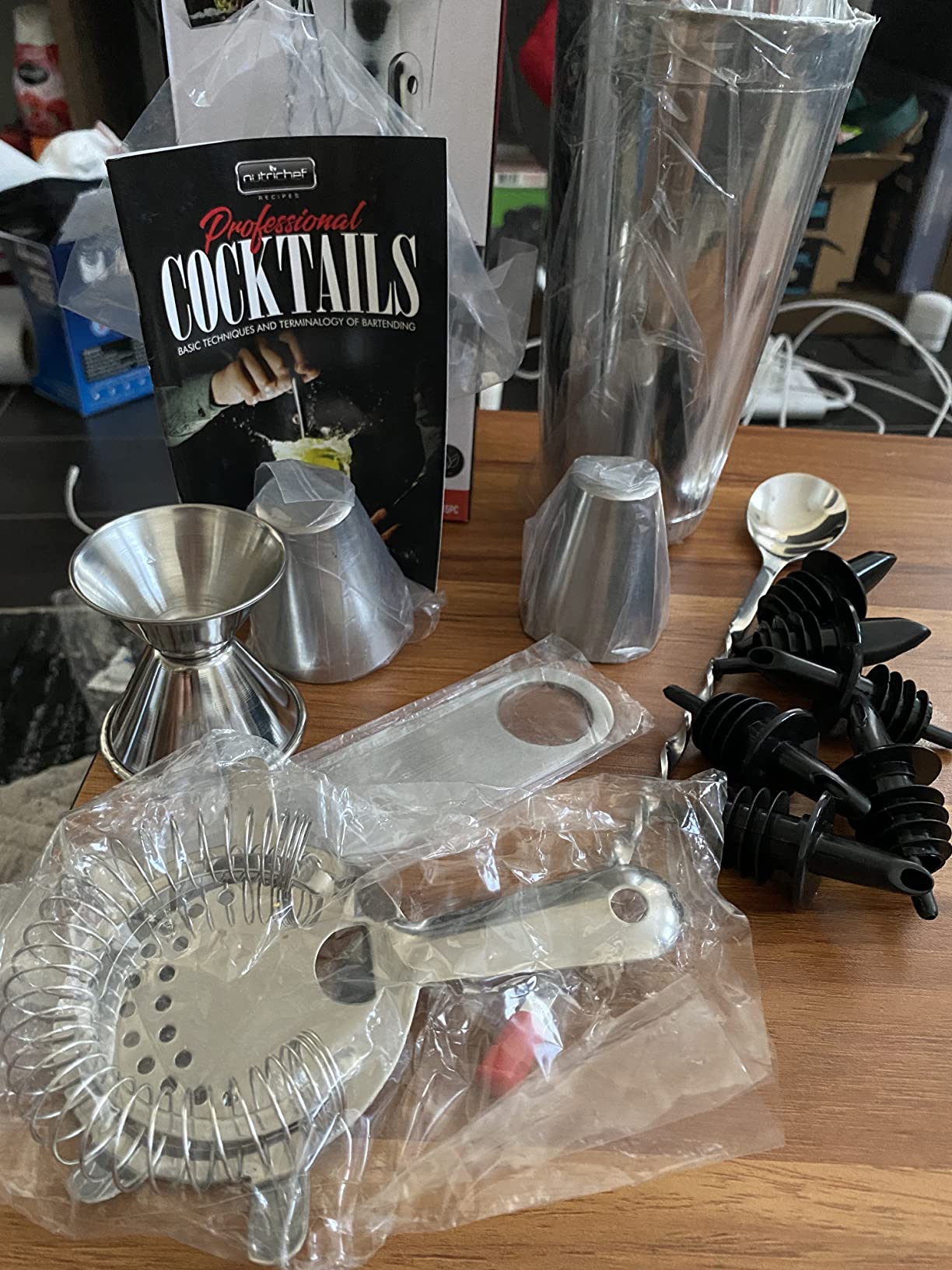 NutriChef Mixology Bartender Cocktail Shaker Set - Includes 15 & 30 oz Stainless Steel Shakers, 6 Bottle Pourers & More - Essential Martini Making Kit - Drink Mixing Set - 15 Piece Cocktail Bar Set customer photo 1