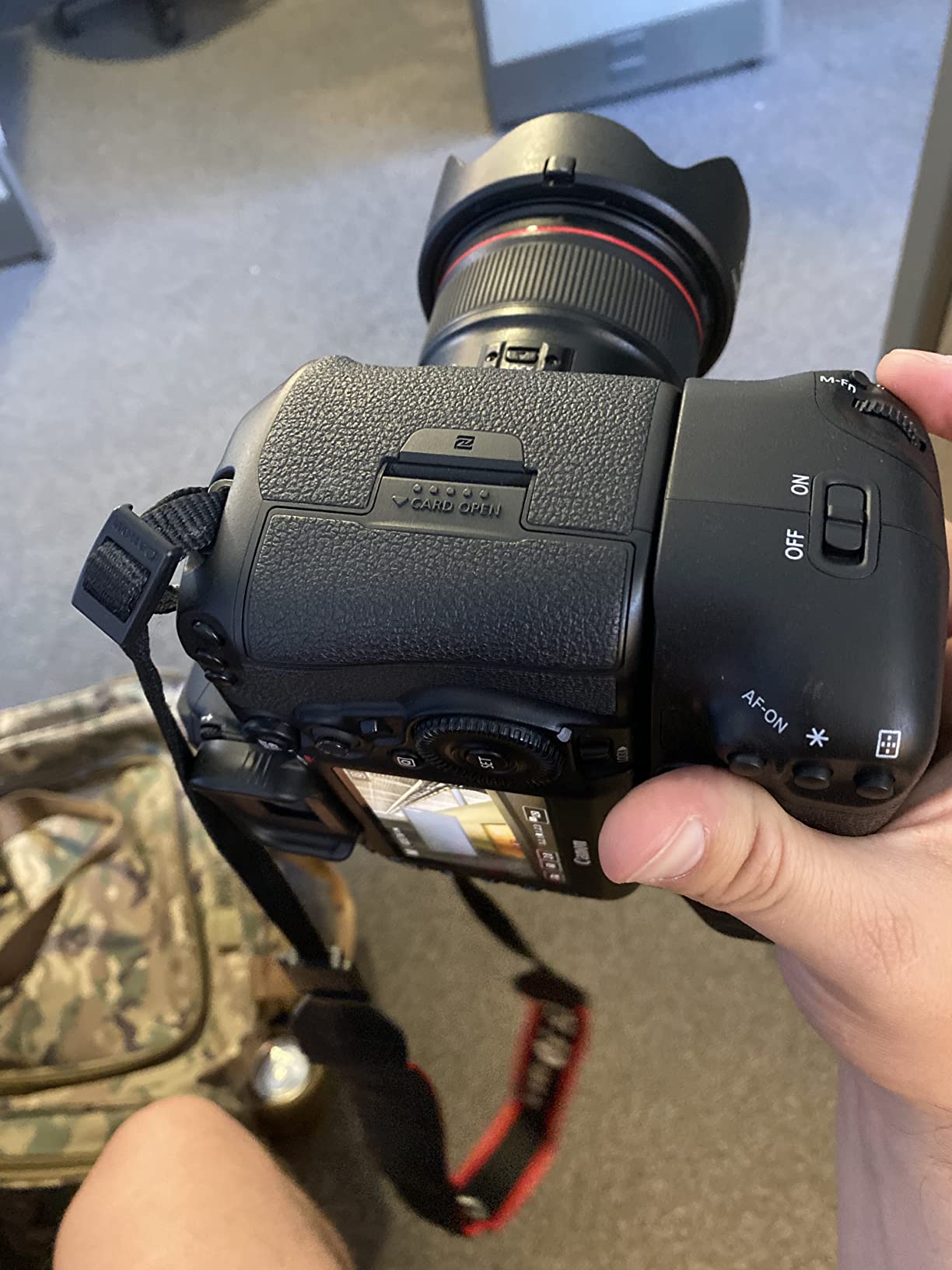 BG-E20 Vertical Battery Grip, Compatible with Canon 5D Mark IV / 5D Mk 4, Replacement Camera Hand Grip for Canon 5D Mark IV Battery Grip customer photo 1