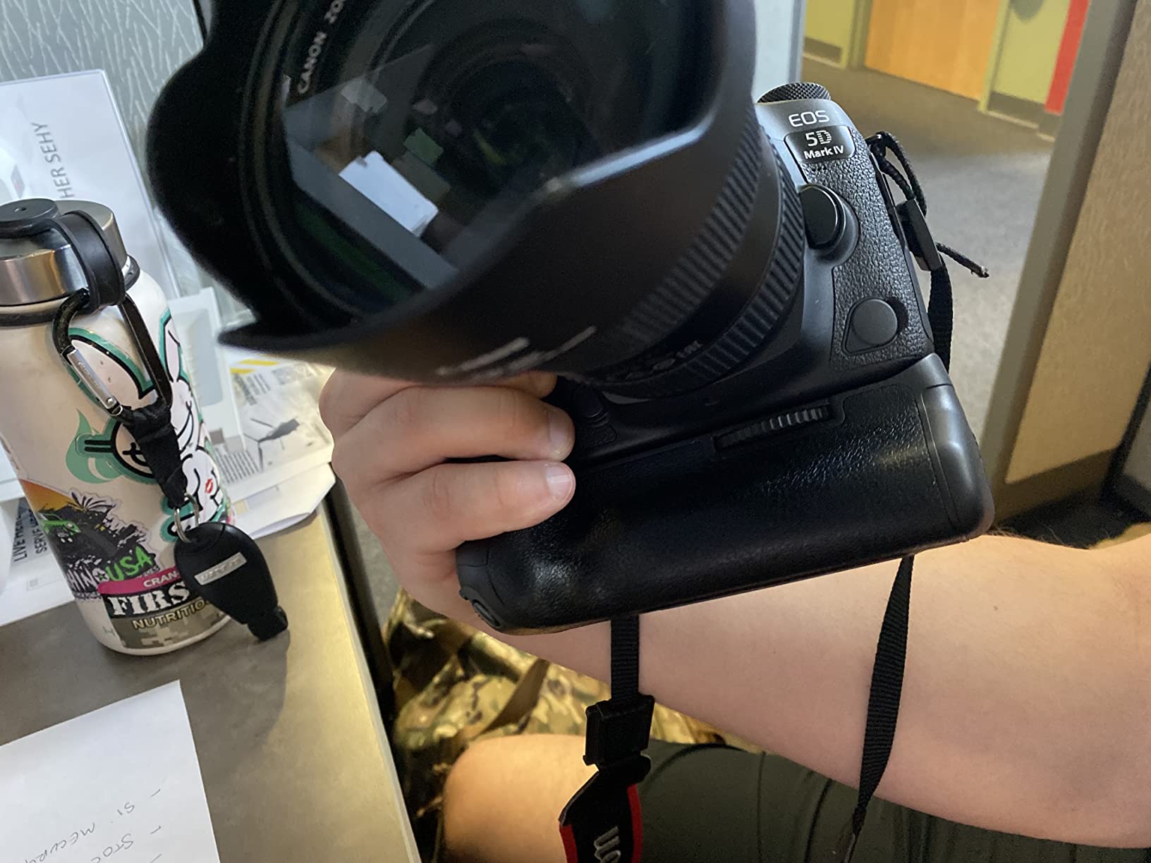 BG-E20 Vertical Battery Grip, Compatible with Canon 5D Mark IV / 5D Mk 4, Replacement Camera Hand Grip for Canon 5D Mark IV Battery Grip customer photo 2