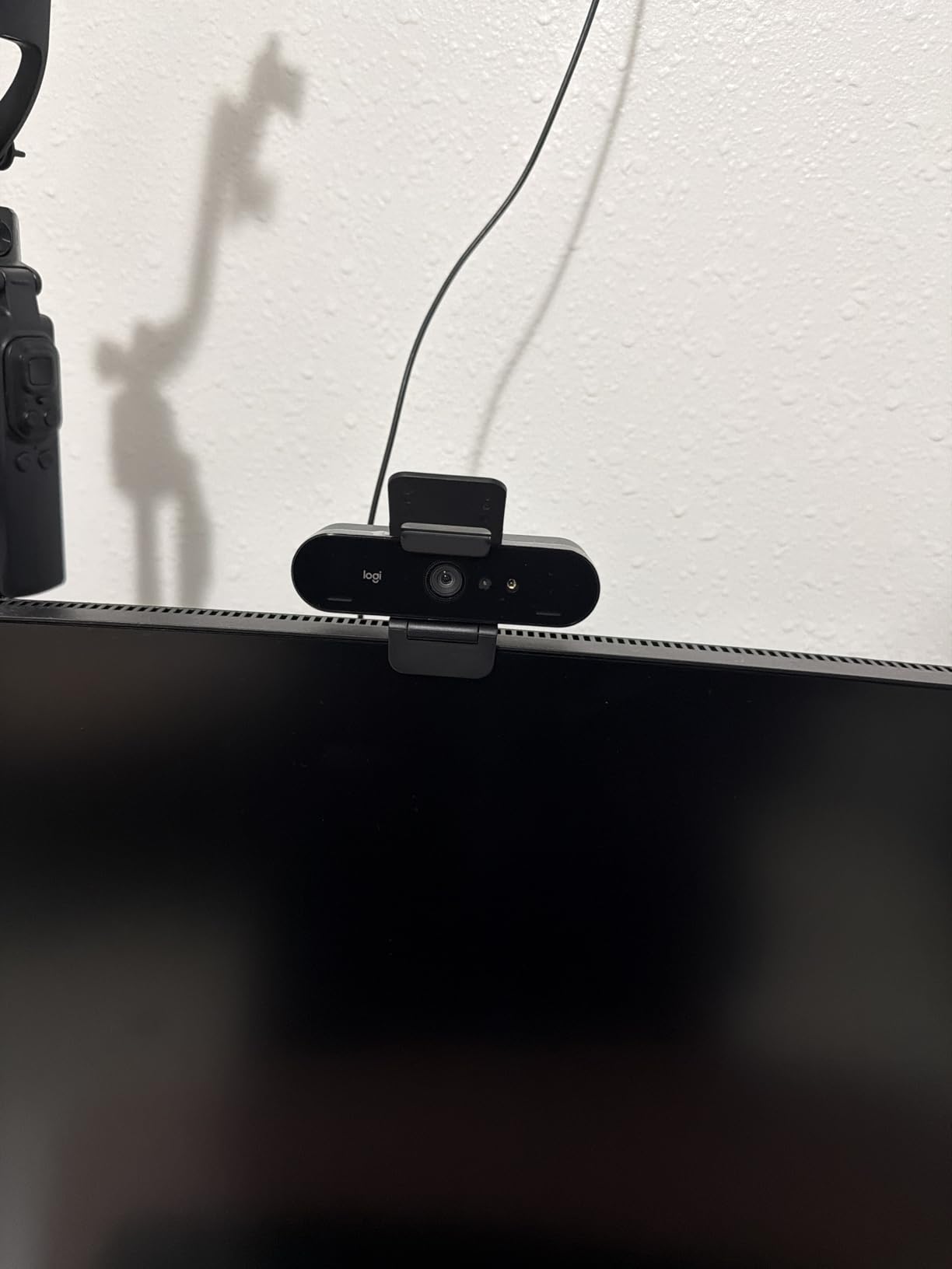 Logitech Brio 4K Webcam, Video Calling, Noise-Cancelling mic, HD Auto Light Correction, Wide Field of View, Windows Hello, Works with Teams, Zoom, Google Meet, PC/Mac/Laptop customer photo 2