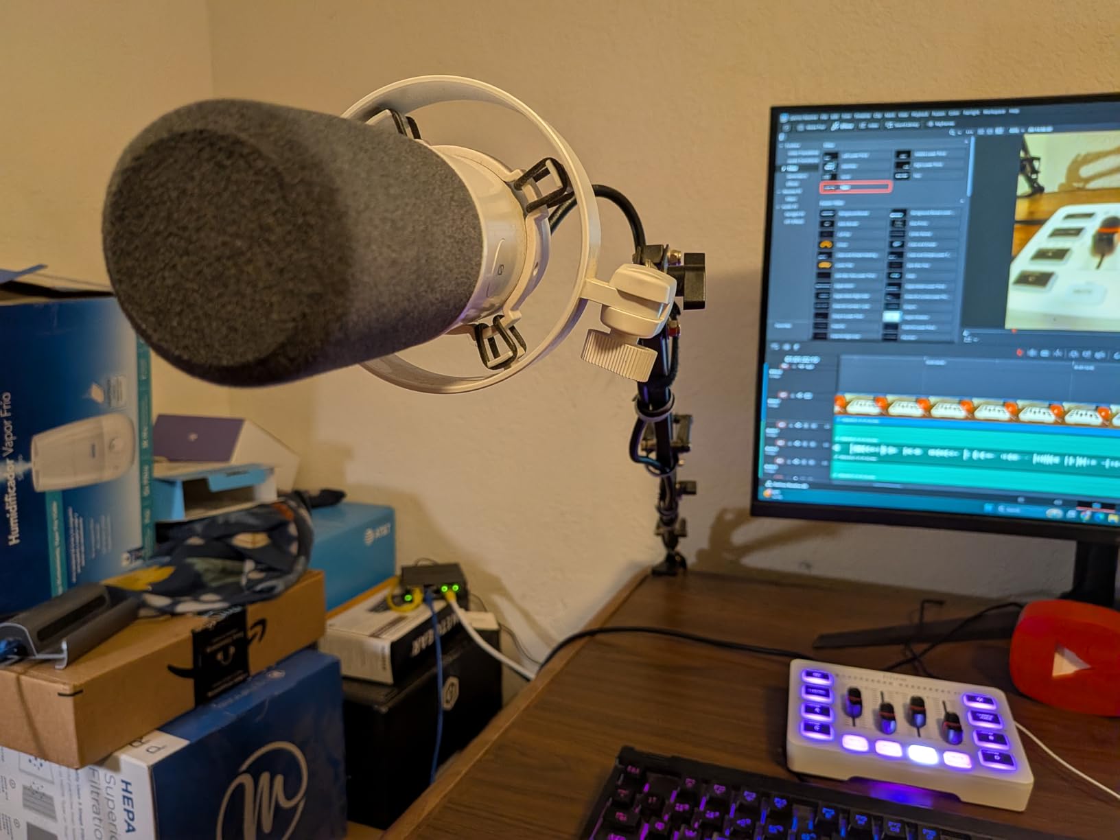 FIFINE AmpliTank K688 Dynamic Microphone, XLR/USB Podcast Recording PC Microphone for Vocal Voice-Over Streaming, Studio Metal Mic with Mute, Headphone Jack, Monitoring Volume Control, Windscreen-Amplitank K688 customer photo 2