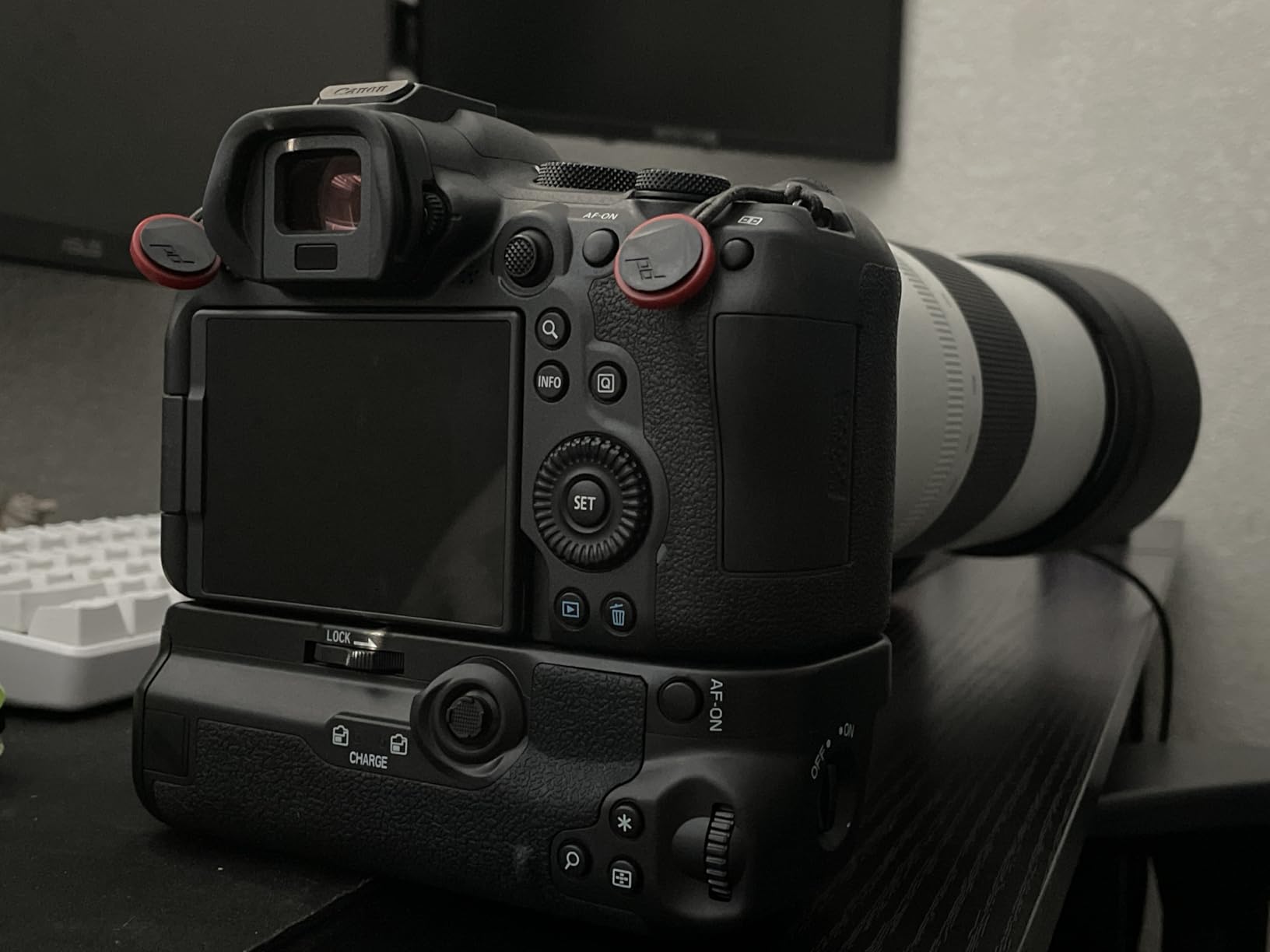 Hersmay BG-R10 Vertical R5/R6 Battery Grip for Canon EOS R5 R5C R6 R6II DSLR Camera customer photo 1