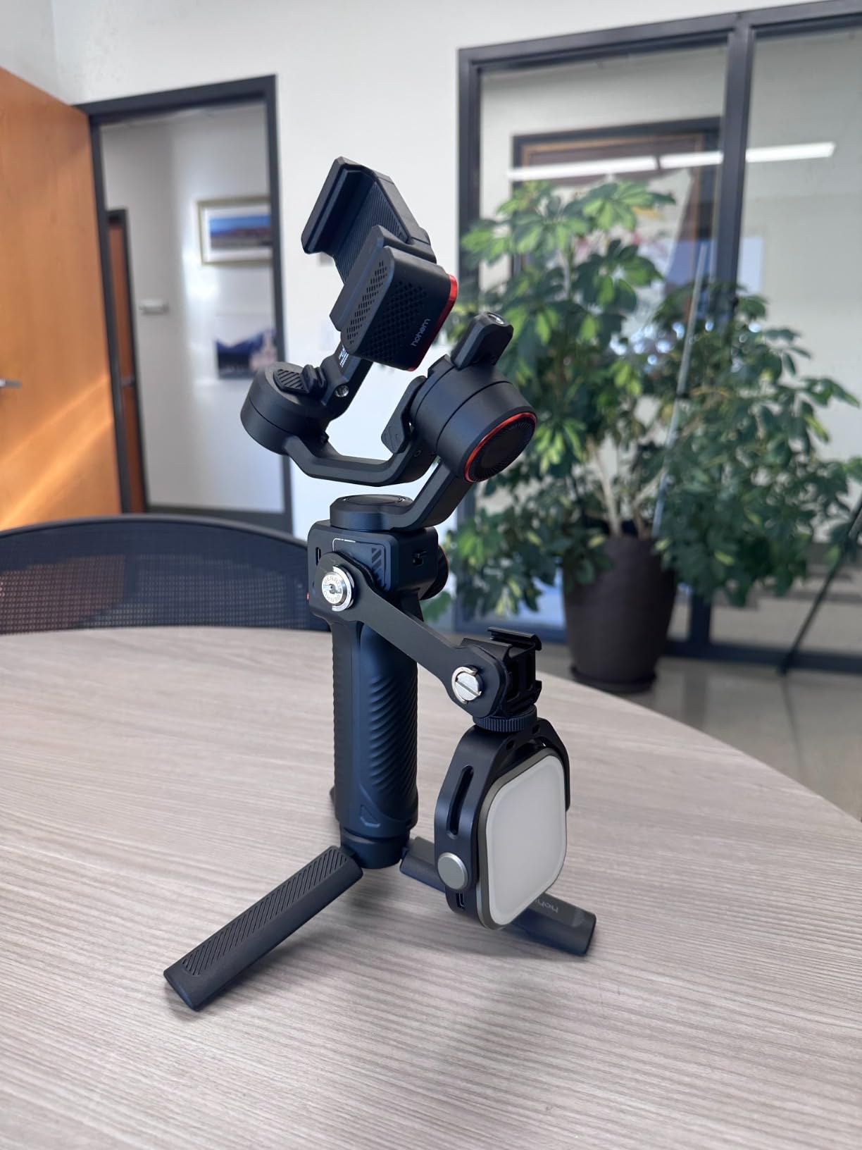 Hohem iSteady M6 Kit Gimbal Stabilizer with AI Tracking & Magnetic Fill Light | AI Tracker, 0.91-inch OLED Display, 400g Max Payload, 360° Inception Mode, 18h Battery, iSteady 7.0 Stabilization customer photo 2