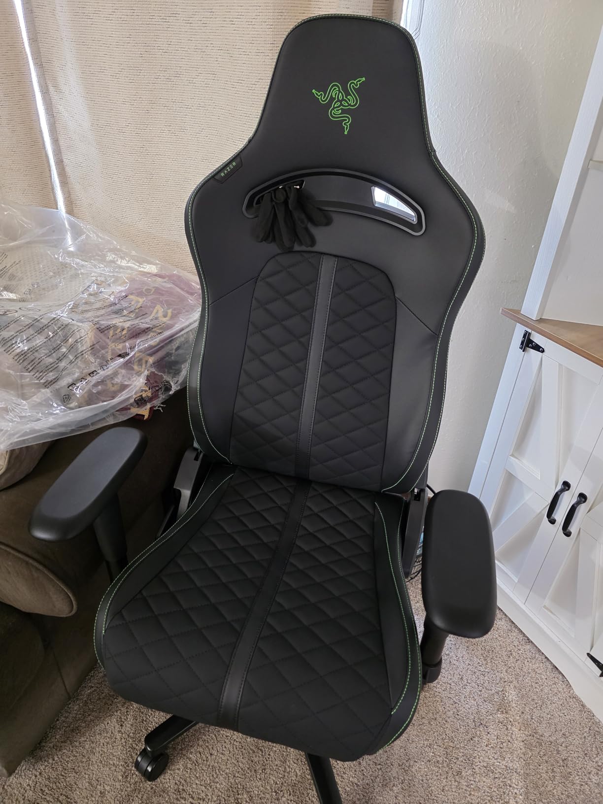 Razer Enki X Essential Gaming Chair: All-Day Comfort - Built-in Lumbar Arch - Optimized Cushion Density - Dual-Textured, Eco-Friendly Synthetic Leather - Adjustable 152-degree Recline - Black customer photo 2