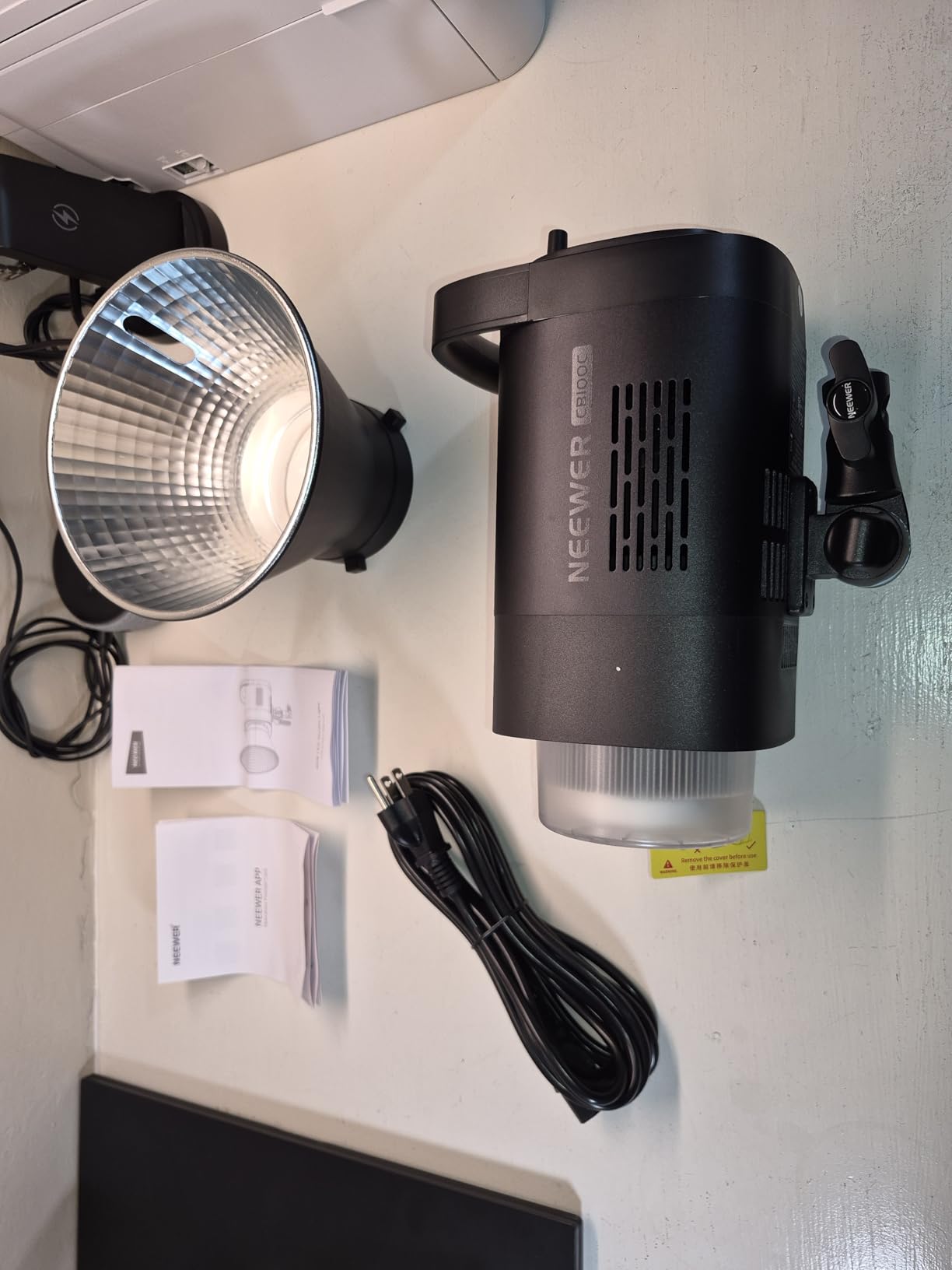 NEEWER CB100C 130W RGB LED Video Light, APP/2.4G Control, 360 Degrees Full Color 2700K-6500K, 27000lux/m COB Bowens Mount Silent Continuous Output, TLCI/CRI 97+, 17 Scenes customer photo 1