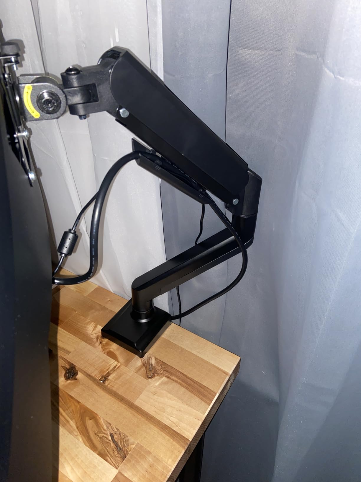 WALI Adjustable Single Monitor Arm for 13-34 inch Screens, up to 26.4 lbs, Single Monitor Desk Mount, Full Motion with Tilt, Swivel, Rotation, C-Clamp & Grommet Base, VESA 75/100mm (GSMP001N) customer photo 1