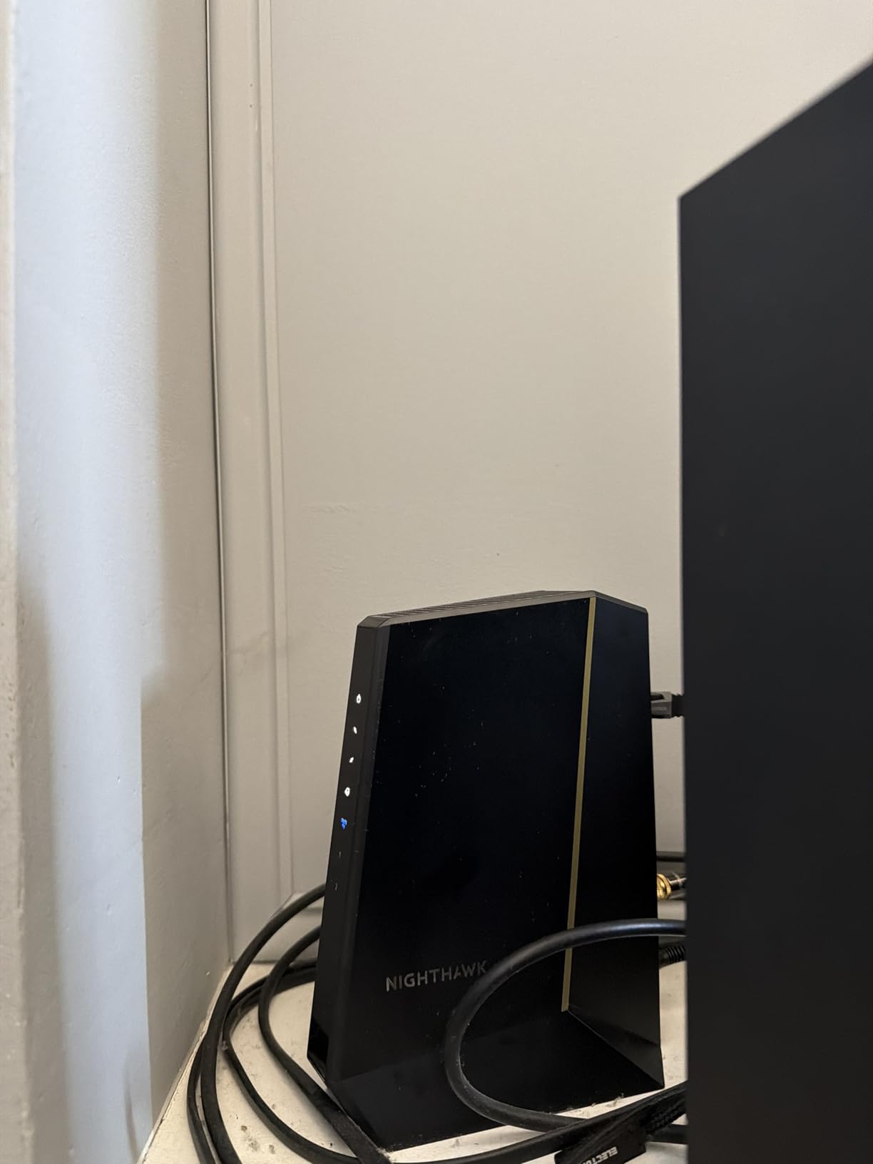 NETGEAR Nighthawk DOCSIS 3.1 Mid/High-Split Modem (CM3000-1AZNAS) - Plans up to 2.5Gbps customer photo 1
