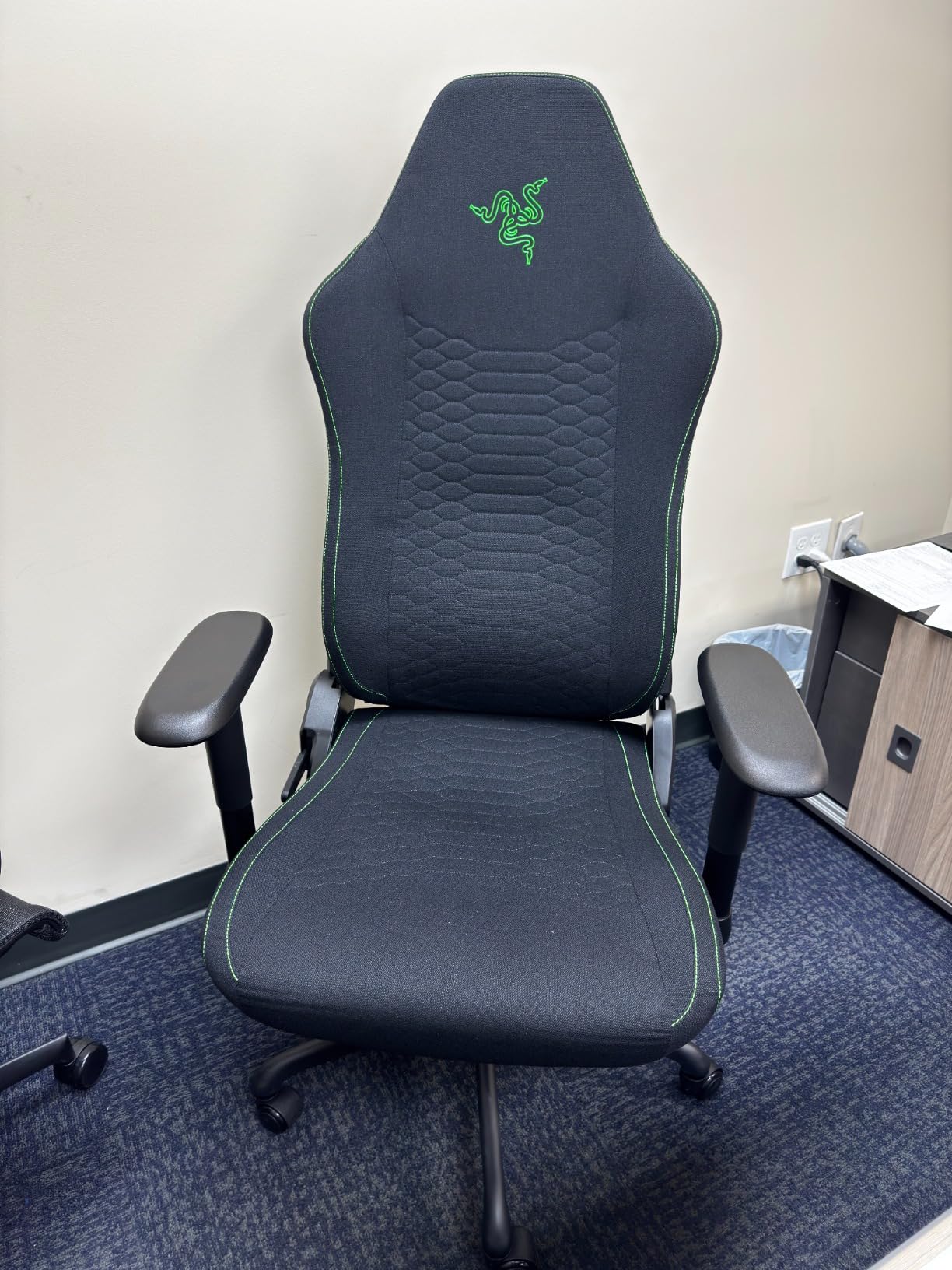 Razer Iskur V2 X Ergonomic Gaming Chair, Black | Built-In Lumbar Support, Wide Seat, High Density Foam Cushions, Adjustable 152 Degree Recline, 2D Armrests, Plush Fabric customer photo 1
