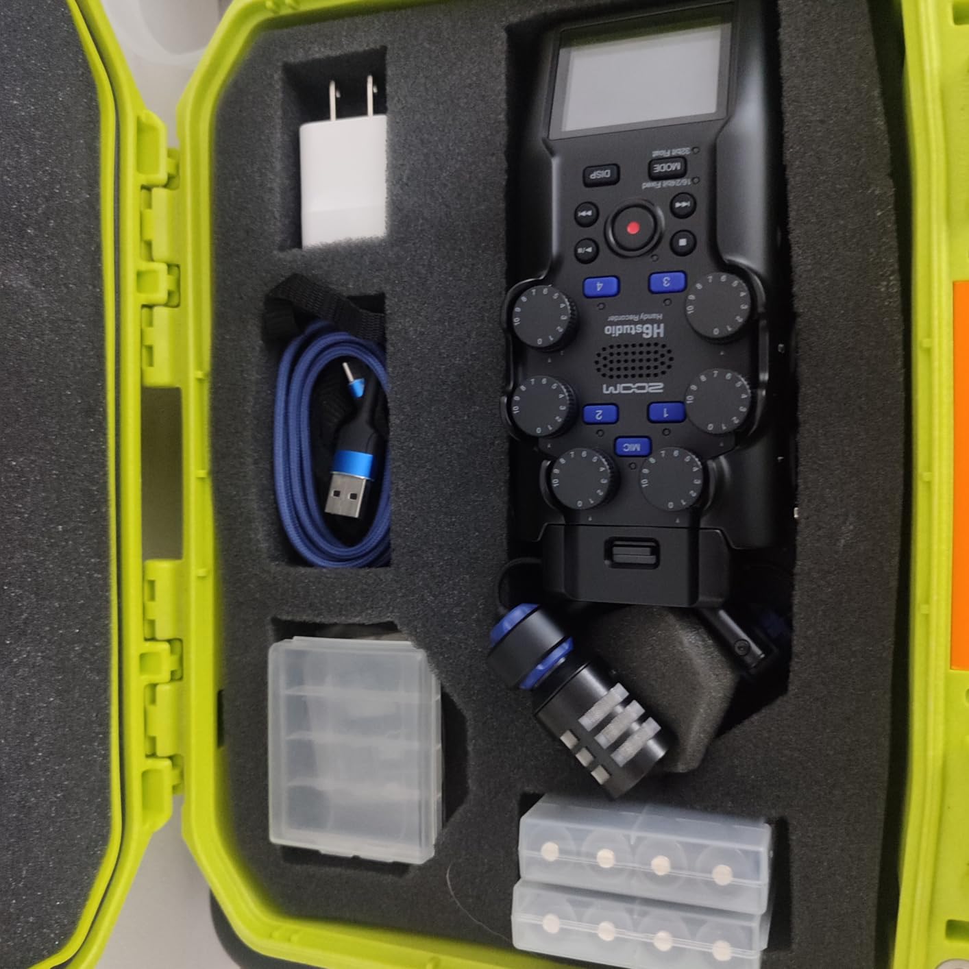 Zoom H6 Studio Handy Recorder for Filmmakers | 32-Bit Float, 8 Tracks, F-Series Preamps, 4 XLR/TRS Inputs customer photo 1