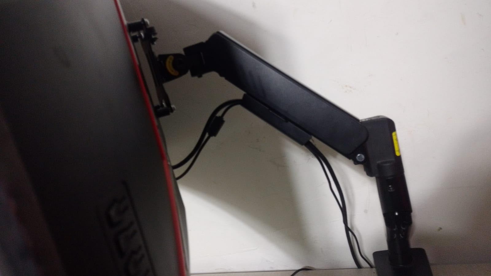 ErGear Single Monitor Arm, Fully Adjustable Monitor Mount for 13-34 Inch Screens, Fast Install Computer Monitor Stand with Tool-Free VESA Mount, Cable Management customer photo 1