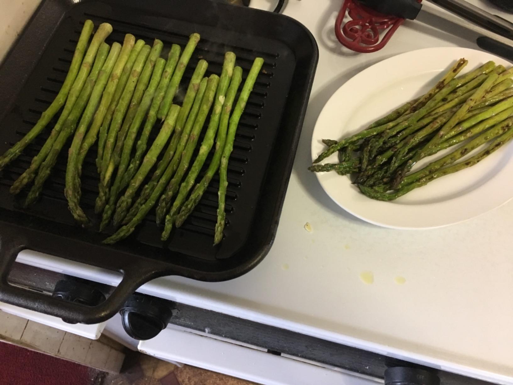 Lodge BOLD Pre-Seasoned Cast Iron Grill Pan, Design-Forward, 12 Inches customer photo 1