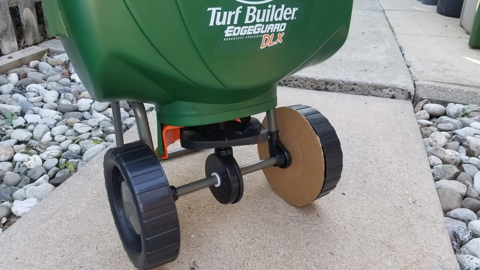 Scotts Turf Builder EdgeGuard DLX Broadcast Spreader for Seed, Fertilizer, Salt, Ice Melt, Holds up to 15,000 sq.ft. Product, Green customer photo 2