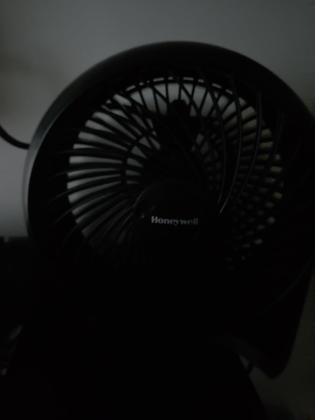 Honeywell TurboForce Air Circulator, Small Tabletop Fan, Quiet Personal Fan for Home or Office, 3 Speeds, 90 Degree Pivoting Head, Black, HT900 customer photo 2