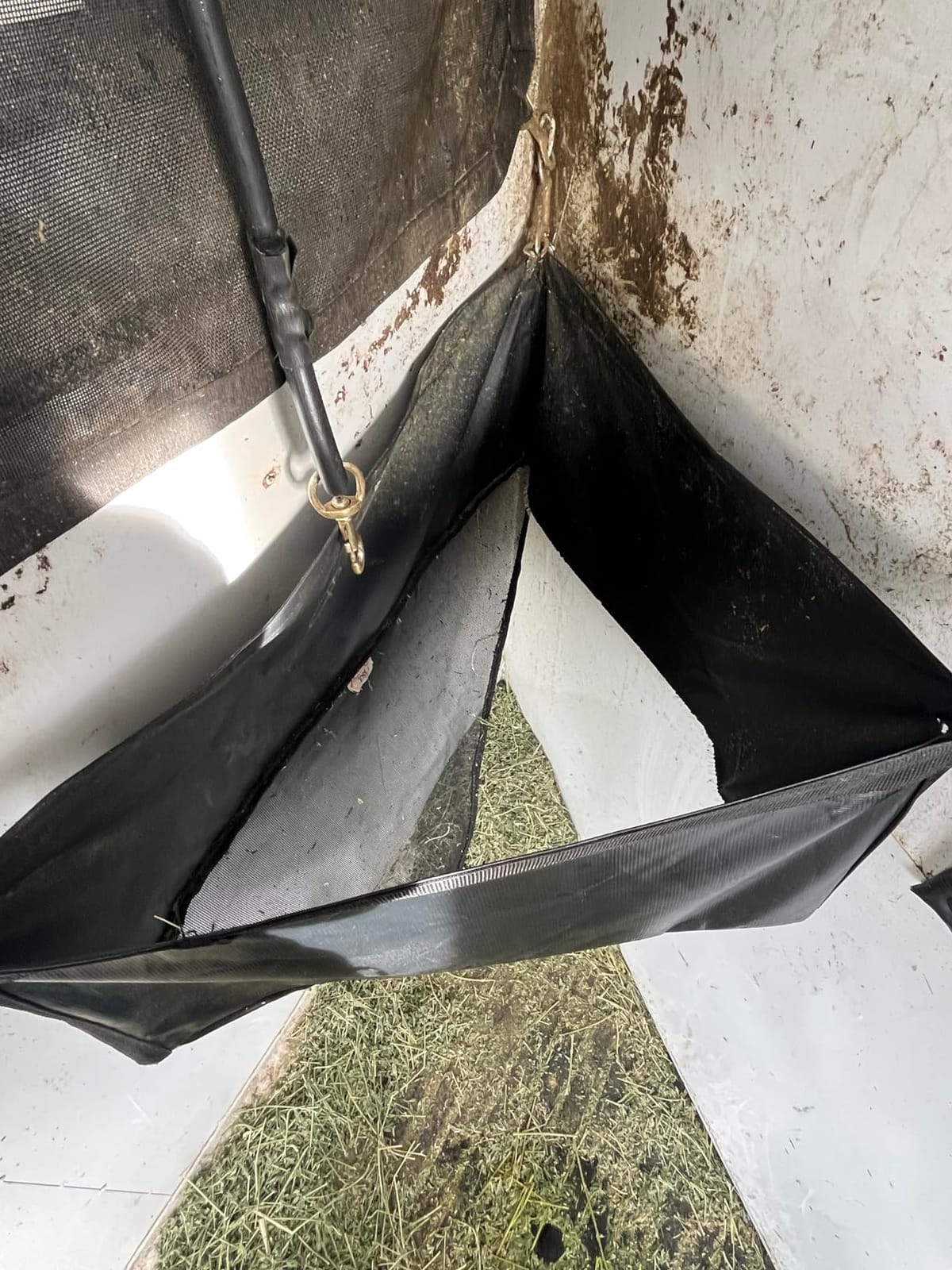PROFESSIONAL'S CHOICE Trailer Corner Feeder for Horses customer photo 1