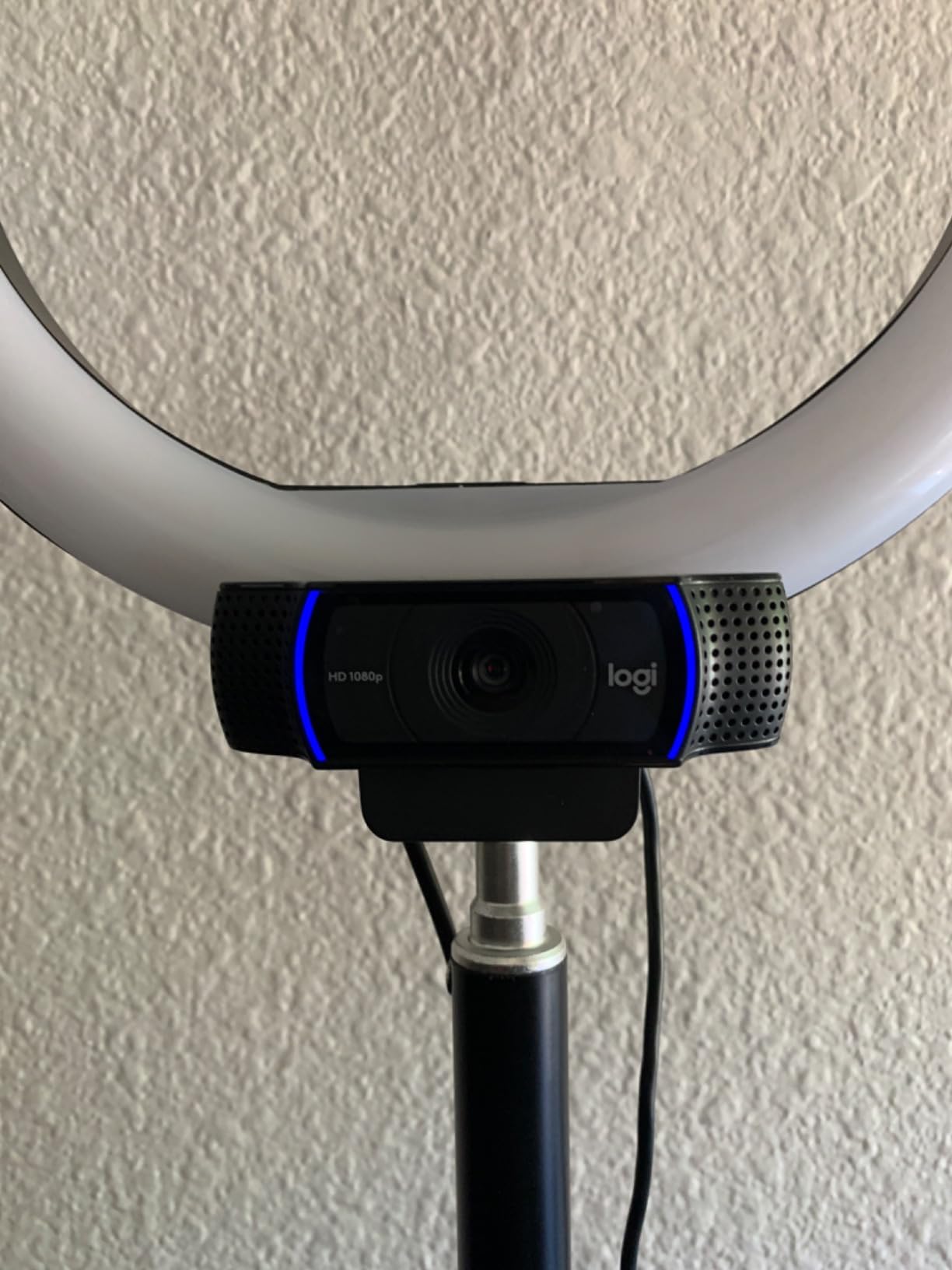 Logitech HD Pro Webcam C920, Widescreen Video Calling and Recording, 1080p Camera, Desktop or Laptop Webcam customer photo 1