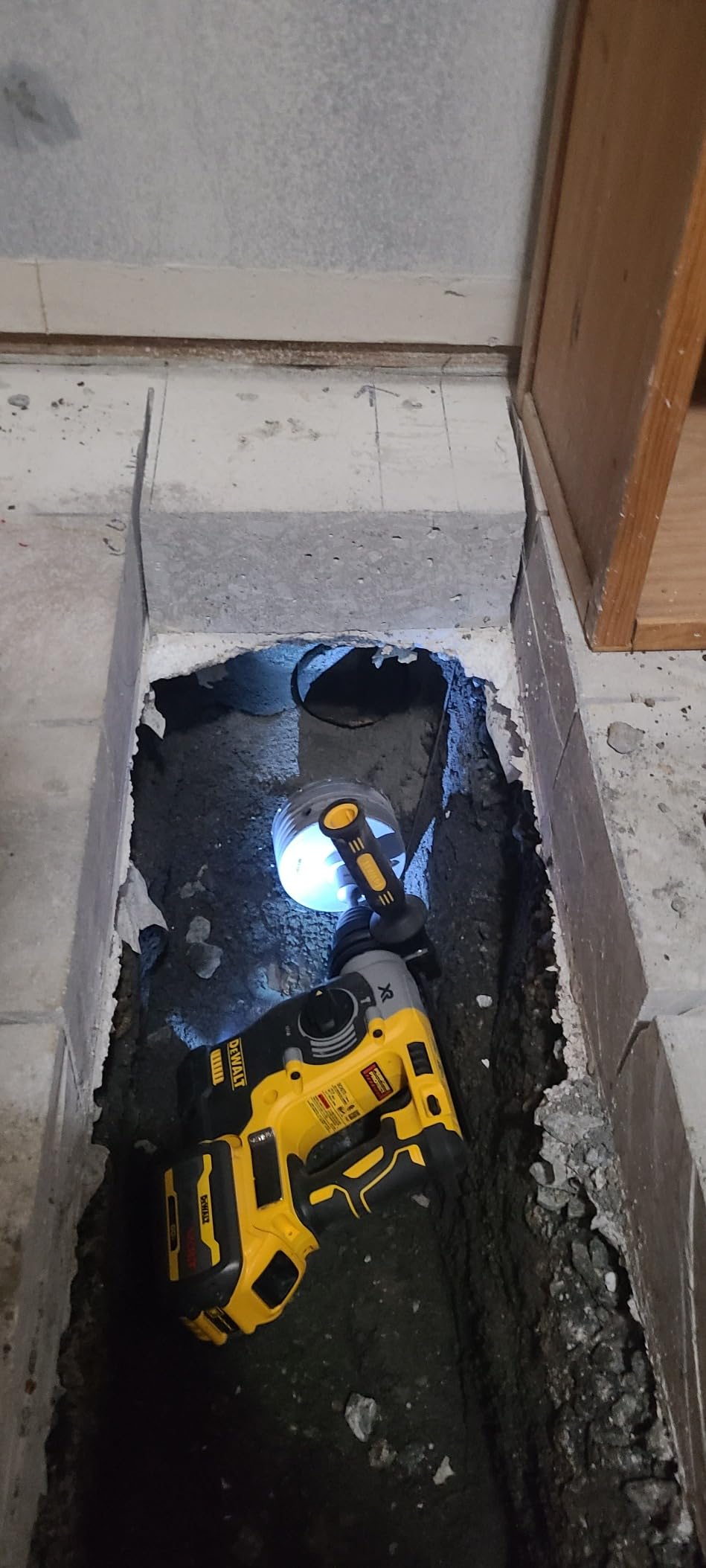 DEWALT 20V MAX SDS Rotary Hammer Drill, Cordless, 3 Application Modes, Bare Tool Only (DCH273B) customer photo 1