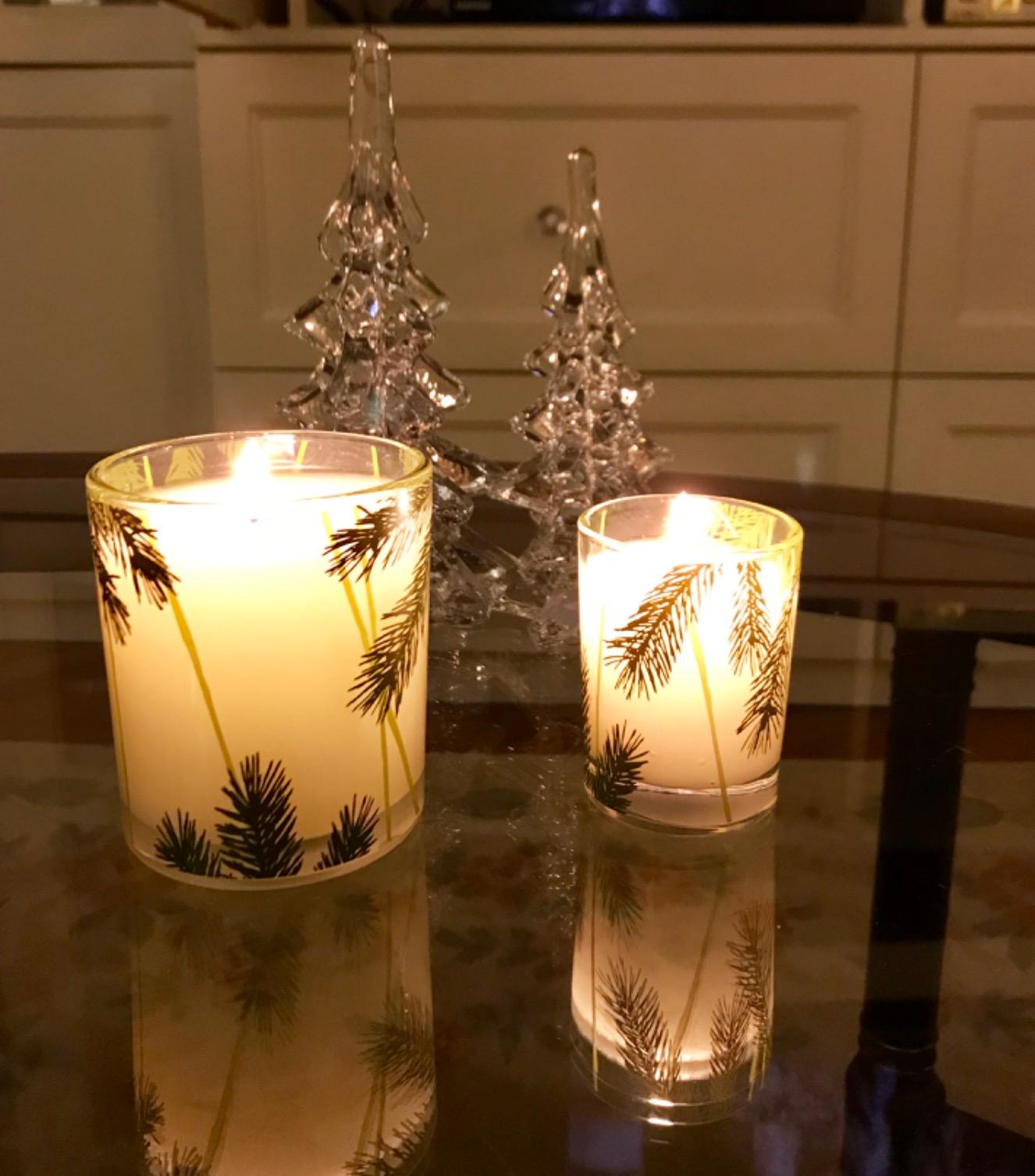 Thymes Frasier Fir Pine Needle Candle – Holiday Candles for Home Scented with Notes of Crisp Siberian Fir, Cedarwood & Sandalwood – Christmas Decor (6.5 oz) customer photo 1