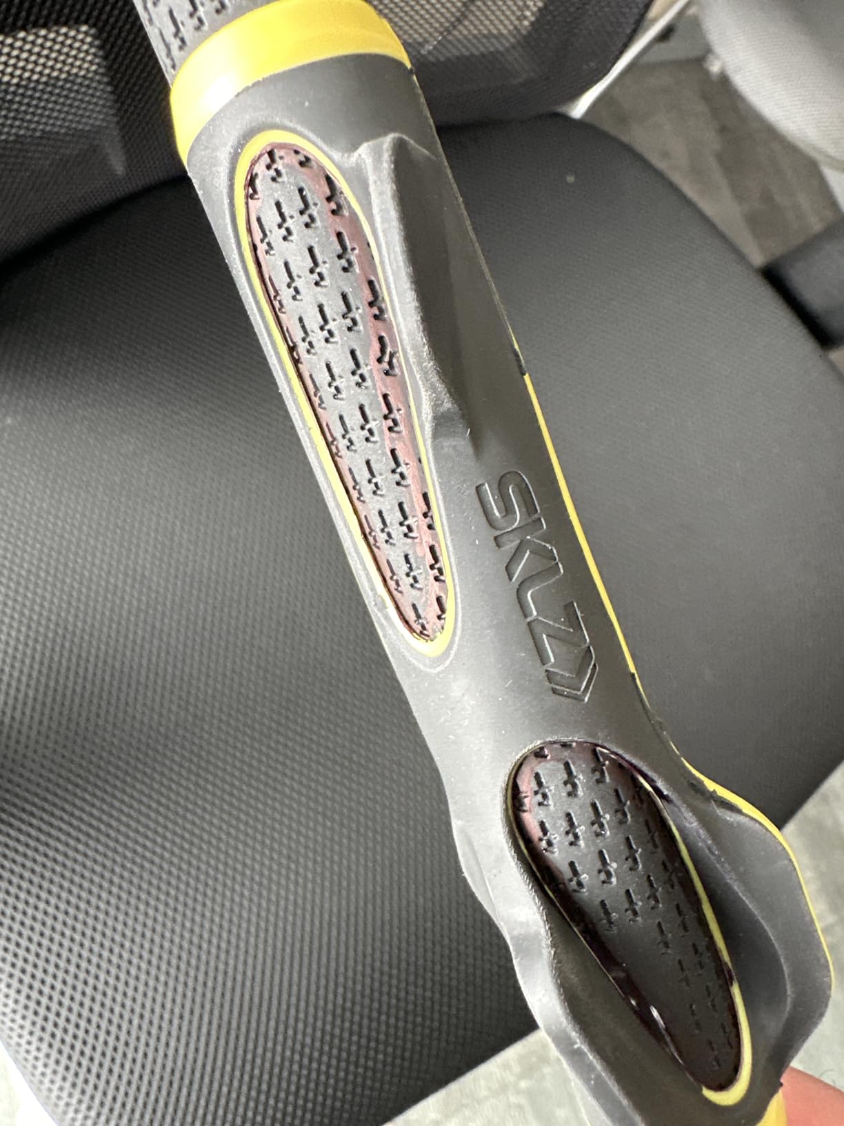 SKLZ Golf Grip Trainer, Club Attachment for Correct Hand Positioning and Muscle Memory, Fits Standard Grips from Driver to Wedge, Right-Handed, Compact Training Aid for Practice and Pre-Round Warm-Up customer photo 2