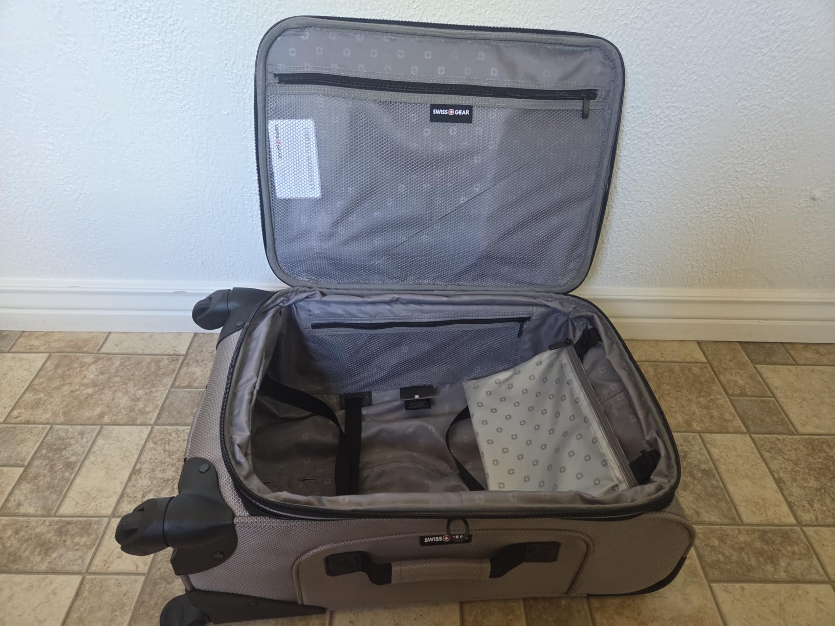 SWISSGEAR Sion Carry-On Spinner Luggage, Softside Expandable, Lightweight Suitcase, Teal, 22.75-Inch customer photo 2