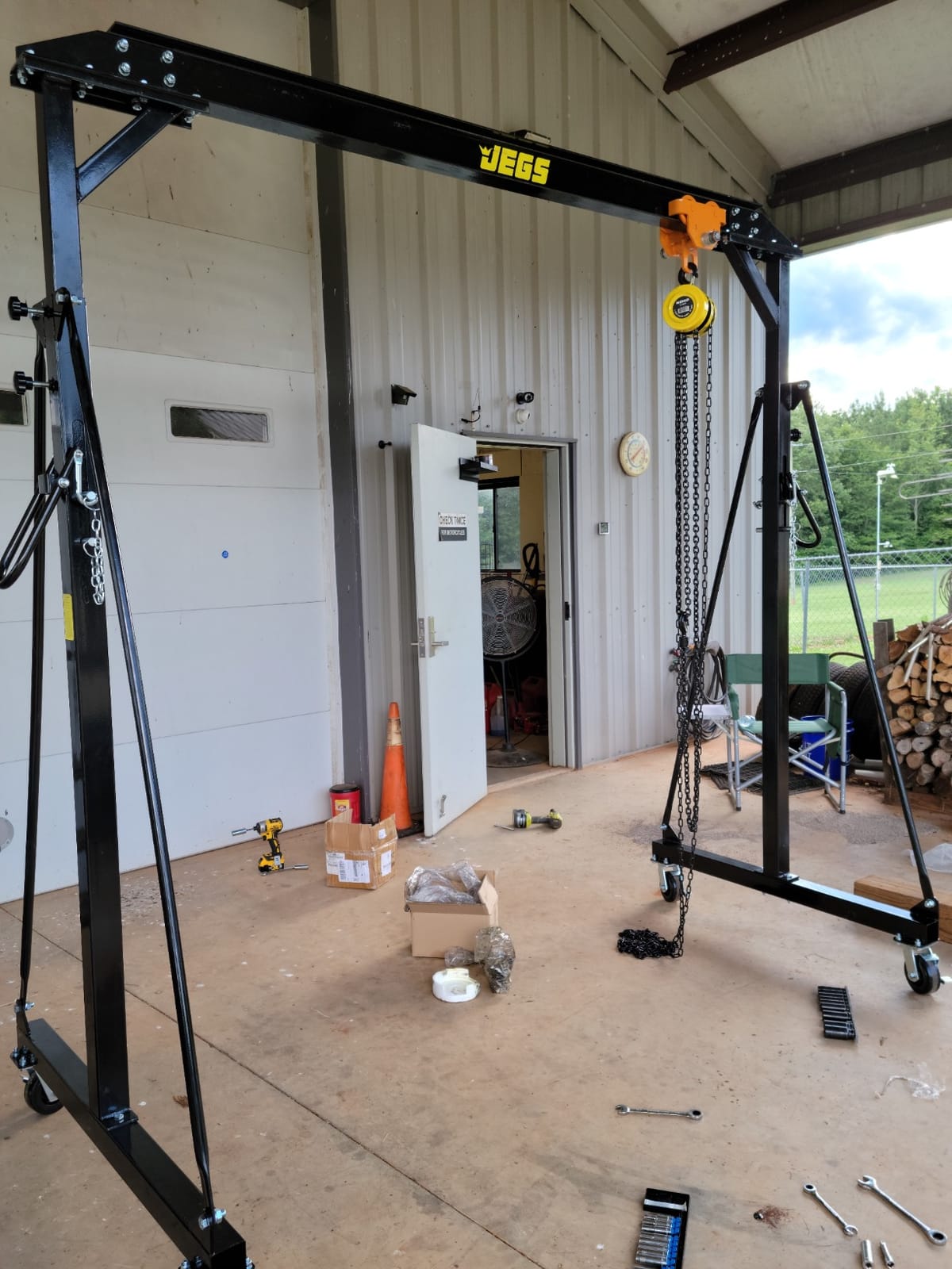 JEGS Adjustable Height Gantry Crane | 1-Ton Capacity | Adjusts from 7’11” to 11’9” in Height | Black Powder Coated Steel | Includes Four 5” Swivel Caster Wheels customer photo 1