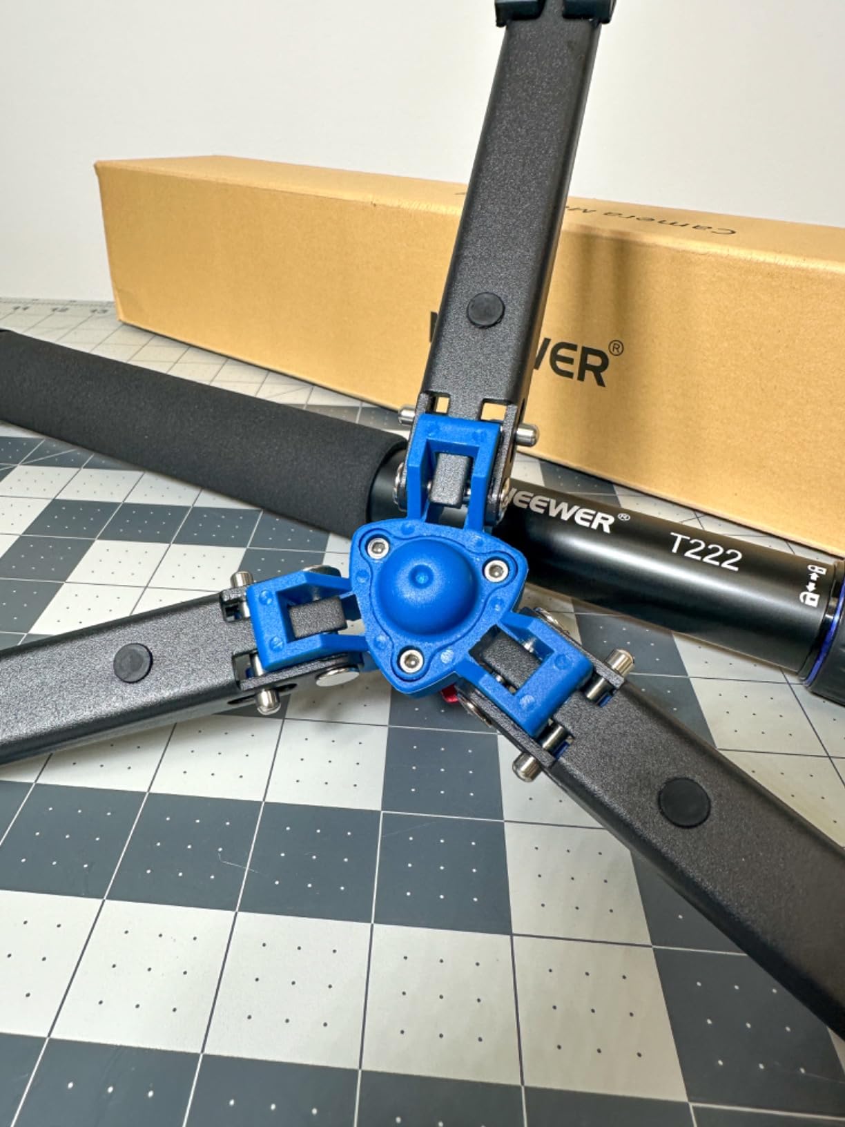 NEEWER Extendable Camera Monopod with Detachable and Foldable Stand Base customer photo 1