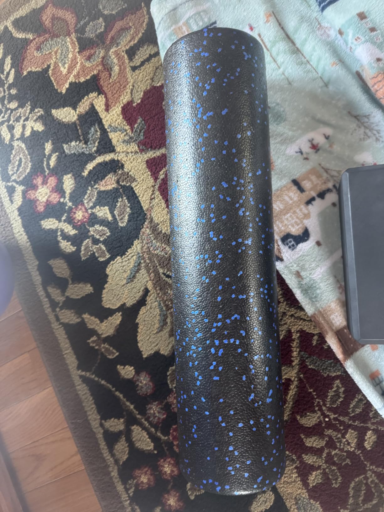 Amazon Basics High Density Foam Roller for Exercise and Recovery, 24 Inches, Blue Speckled customer photo 2