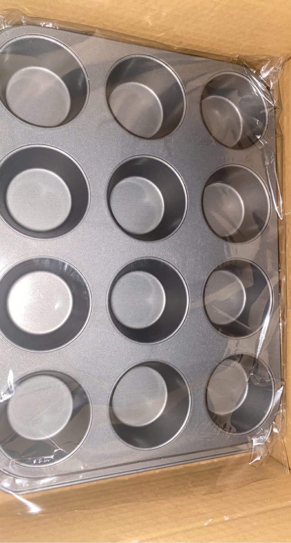Amazon Basics 6 Piece Nonstick Carbon Steel Bakeware Set with Cake, Muffin, Cookie, and Loaf Pans, Easy Release, Oven Safe, 16.25 x 11.75 x 6.25 inches customer photo 2