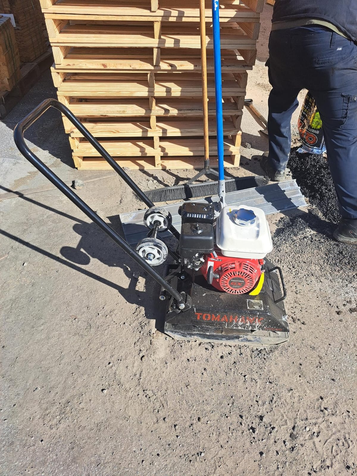 Tomahawk 5.5 HP Honda Vibratory Plate Compactor Tamper for Ground, Gravel, Dirt, Asphalt, Compaction GX160 Engine customer photo 2