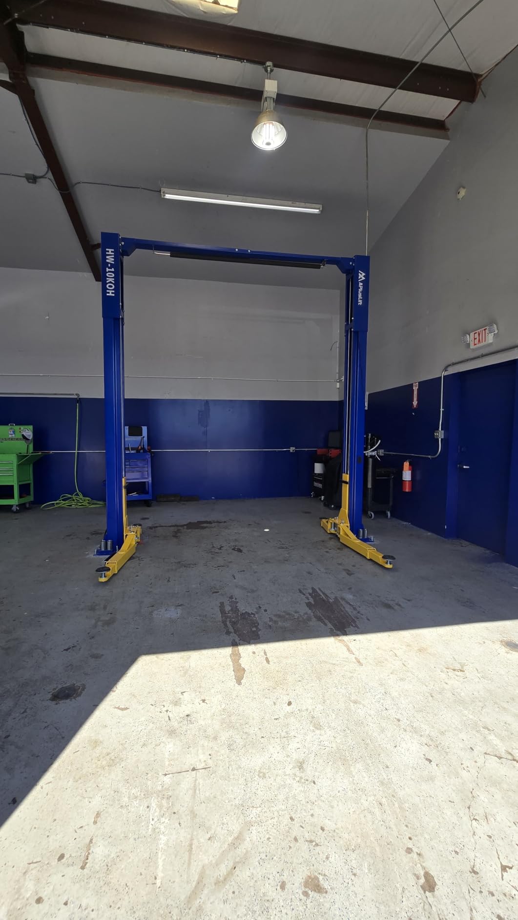 APlusLift HW-10KOH-A 10000LB Two Post Overhead Car Lift 3 Year Warranty | 3 Year Parts Replacement (A $499 Value) Rigid Double S Columns. Carriage Stronger Commercial-grade Steel. Clear Floor Design. customer photo 2