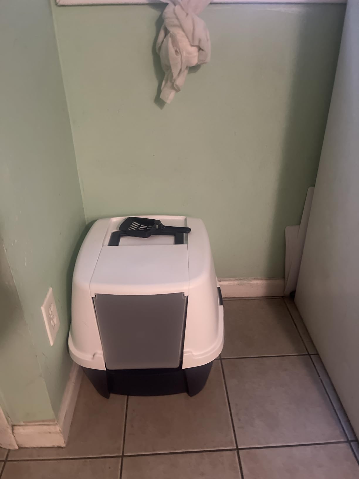 IRIS USA Large Corner Cat Litter Box, Space Saver, Navy/White customer photo 2