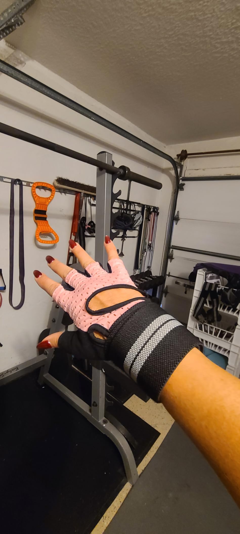 SIMARI Breathable Workout Gloves for Men Women, Padded Weight Lifting Gloves with Wrist Wraps Support, Full Palm Protection, Grip for Gym Training, Fitness, Weightlifting, Exercise Fingerless Black customer photo 1